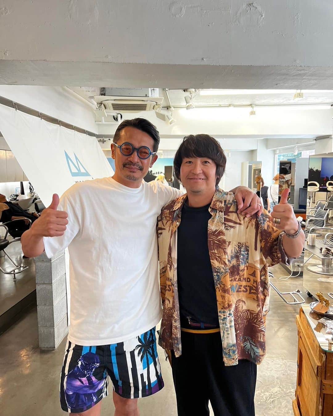 石塚啓次のインスタグラム：「夏の思い出シリーズ  いつもありがとうございます！ サッパリしました！  ライバルYouTuber冬君も偶然！  小松君大事に着てくれてる初期ワコマリアのアロハが70年代くらいのヴィンテージ見えてムッチャカッコよかった！ エエもん作り続けてるね！  #石塚啓次 #YouTube #宵宵祇園  #yoiyoigion  #ブエナビスタデポルテ #buenavistadeporte #バルセロナ」