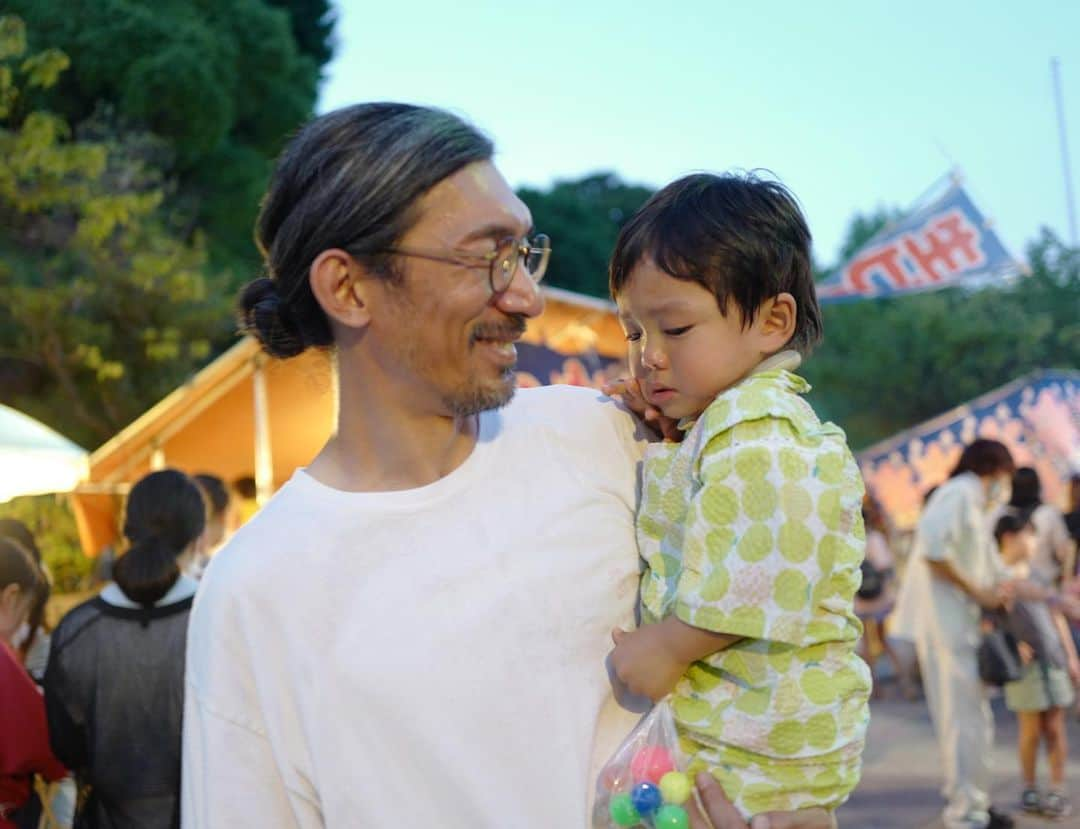 武智志穂さんのインスタグラム写真 - (武智志穂Instagram)「東京生まれ沖縄育ちのえいけん👦🏽👦🏽（生後1ヶ月で移住） 「東京は街だね〜」 「東京は暑いね〜」 「東京は夜も明るいね〜」 と驚いています。笑  昨日は大好きな人たちと目黒不動尊の縁日へ🏮 沖縄にはお寺が少ないから、こういうお祭りって珍しいんですよね。 どちらかというと屋台より、フードトラックの出店が多いイベントやフェスが多いかな。  スマートボール、かき氷、焼き鳥、ヨーヨー、イカ焼き、おでん、フルーツ飴、チョコバナナ、スーパーボールすくい わたしも子ども達に混ざって大いに楽しませてもらいました🥺 久しぶりのお祭り、最高に楽しかった！  そのあとも友人宅に移動して、日付が変わるまでみんなでわちゃわちゃと🤣 えいけんも終始大ハッスルで夜更かし最長記録を更新。 夏休み満喫し過ぎて、大人も子どもも体調崩さないように気をつけなきゃ…💦  #えいけんdiary #えいけんの夏休み2023」7月29日 15時34分 - shiho_takechi