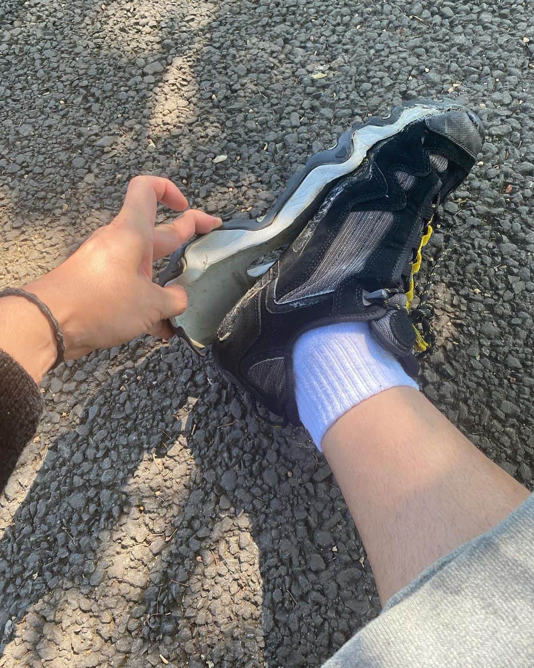 奥本健のインスタグラム：「お気にのティンバ再び逝く  センターに黄色入ってたり 重めだけど中のフィット感抜群だったりでお気に入りなんですよね  たぶんもう市場にゃ無いと思う(調べてない)のでリストアしますが、かれこれ何回直したやら😅 専門家に頼む……ってほどでもねぇんだよなぁ も少し足掻こ  動いて軽筋トレして んで美味い沖縄そば食うんです！𐤔  という訳でこの前食べに行った ずっと気になって仕方なかった沖縄そば&料理屋さん ココル？ククル？さん ちなみに方言でククルなら心って意味よ  ずっと食べたかった軟骨ソーキ欲爆発させて追い軟骨にラフティ(豚の角煮)と本ソーキ(骨付き)も入った嬉しいやつ 直ぐ食ってしまったな😅 今度は他の料理も食べよう！ お店の方(以降ククルさん)が食材ほぼ売り切れ&営業終了間際だったのにも関わらず「しそ昆布のポーク玉子おにぎりなら作れますが」と… もちろん即お願いしました。 油みそは期待残して次回🍙 ククルさんありがとうございました！ 美味かったス  #トレーニング #ラン #猛暑だからケツ叩く #暑すぎたら直ぐ木陰 #沖縄そば #kukuruﾟさん」