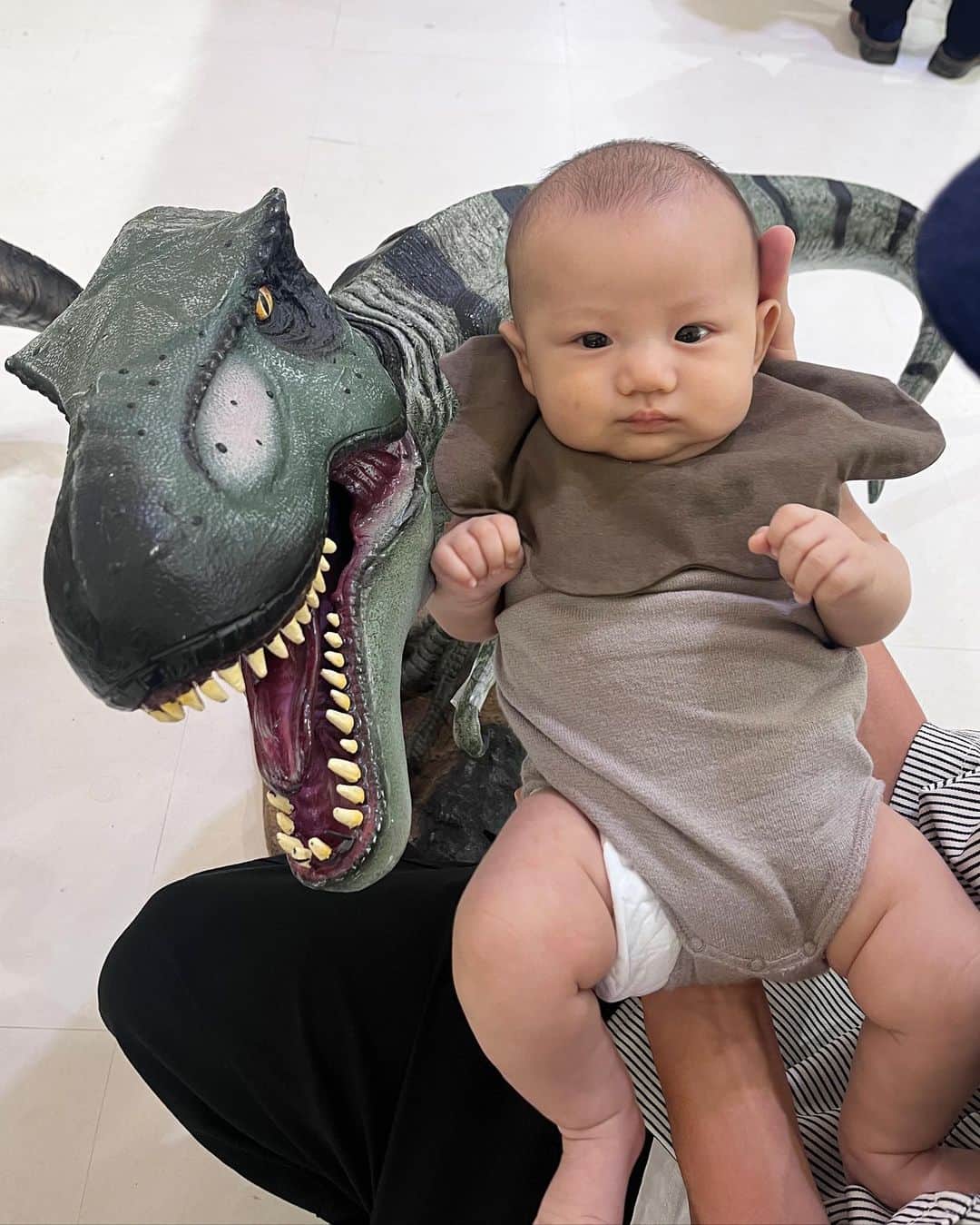 金澤葵さんのインスタグラム写真 - (金澤葵Instagram)「. 晴琉くん予防接種頑張りました💉  なんと6.1kg、61cmまで成長していました♡  まだ怖いとかがないから恐竜に動じなかった笑」7月29日 15時45分 - aoi_kanazawa