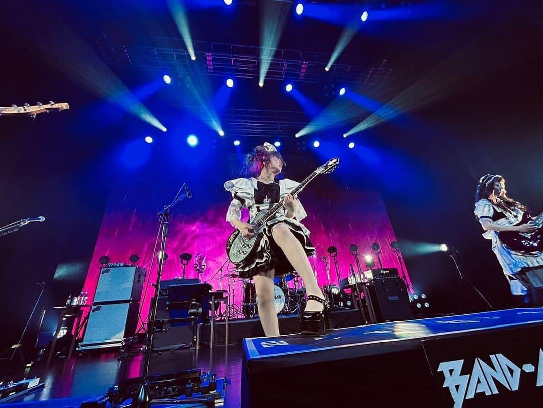 小鳩ミクさんのインスタグラム写真 - (小鳩ミクInstagram)「🌏🇯🇵🕊 日本ツアーの振り返りっぽ🕊  2023.7.3 TOKYO ZEPP SHINJUKU  海外から帰ってきて日本ツアー再開の日でしたっぽ！ 映像が横まで続いてたりめちゃ綺麗だったっぽ！！ さいちゃんに キュンです🫰したら すごい変な顔されたっぽぉ。？  #TOKYO #BANDMAID #お給仕　#ライブ #zeppshinjuku #10thanniversary」7月29日 15時45分 - kobatomiku