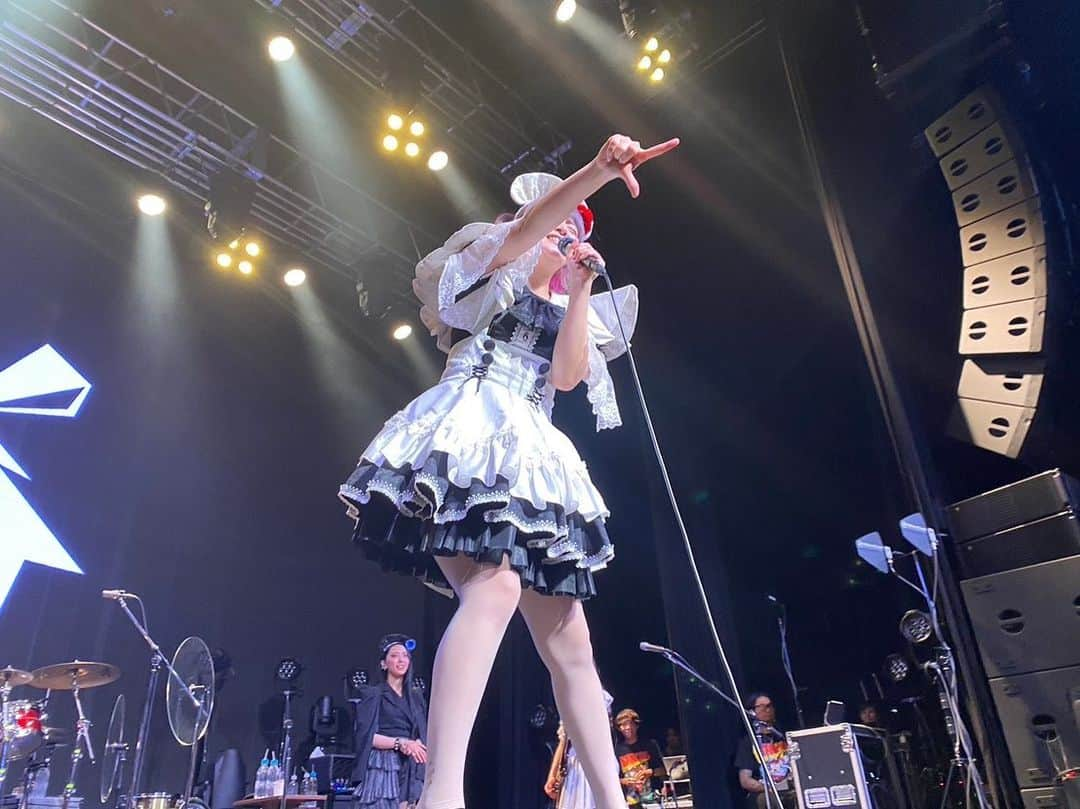 小鳩ミクさんのインスタグラム写真 - (小鳩ミクInstagram)「🌏🇯🇵🕊 日本ツアーの振り返りっぽ🕊  2023.7.3 TOKYO ZEPP SHINJUKU  海外から帰ってきて日本ツアー再開の日でしたっぽ！ 映像が横まで続いてたりめちゃ綺麗だったっぽ！！ さいちゃんに キュンです🫰したら すごい変な顔されたっぽぉ。？  #TOKYO #BANDMAID #お給仕　#ライブ #zeppshinjuku #10thanniversary」7月29日 15時45分 - kobatomiku