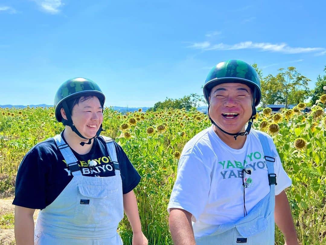 のインスタグラム：「こんにちはッ🍉✨✨  本日も『出川哲朗の充電させてもらえませんか？』の撮影がはじまりました🌈  ゲストライダーさんには、初登場の“やす子さん”です、はい〜🌻✨  とっても笑顔がステキな２人🛵🛵💨  さぁ、今回もステキな出会いがありますようにッ☀️  頑張るぞ〜💫  #出川哲朗の充電させてもらえませんか  #出川哲朗  #やす子」