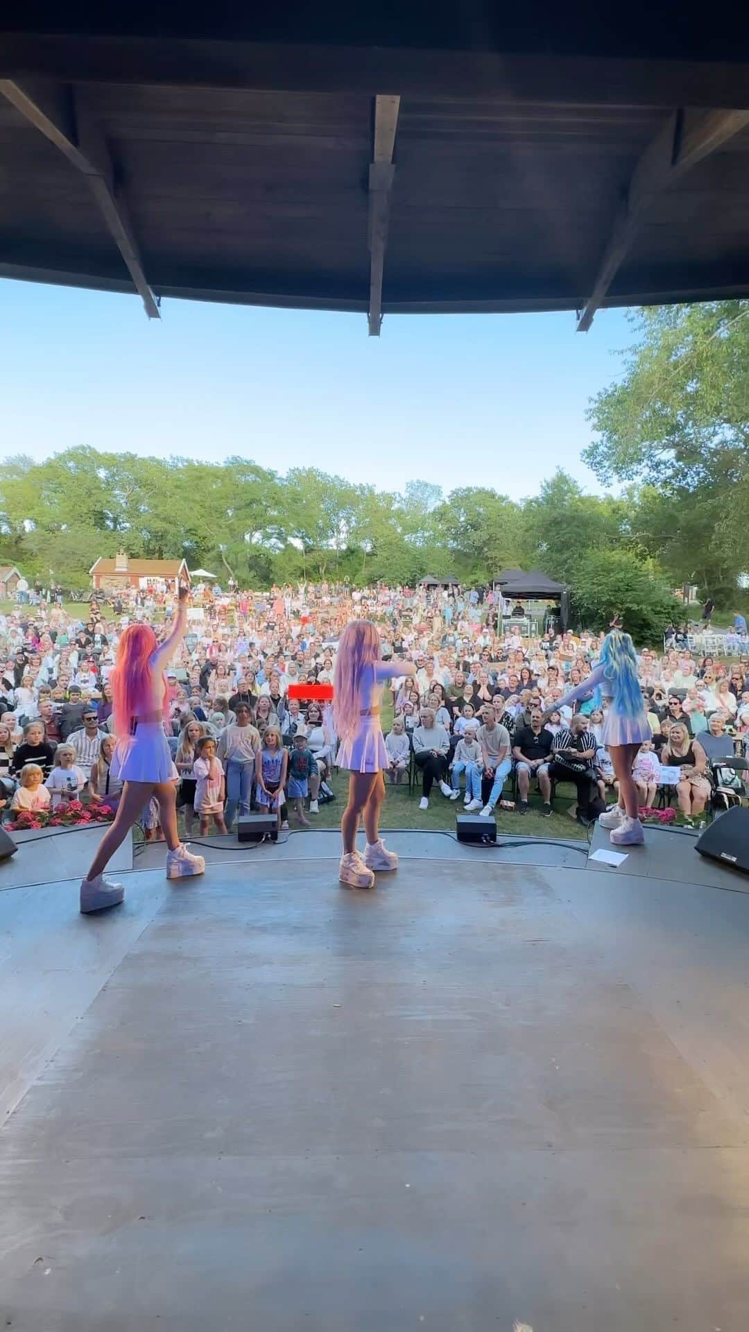 ドリー・スタイルのインスタグラム：「Solliden i onsdags var MAGI!! Vilket ställe och vilken puuuublik ni var!! 😍🌹🌺🌷⭐️ TACK @krall_entertainment och @sollidensessions att vi fick komma till er 🙏🏼🫶🏼💗💙💜 #dollystylesummertour2023」