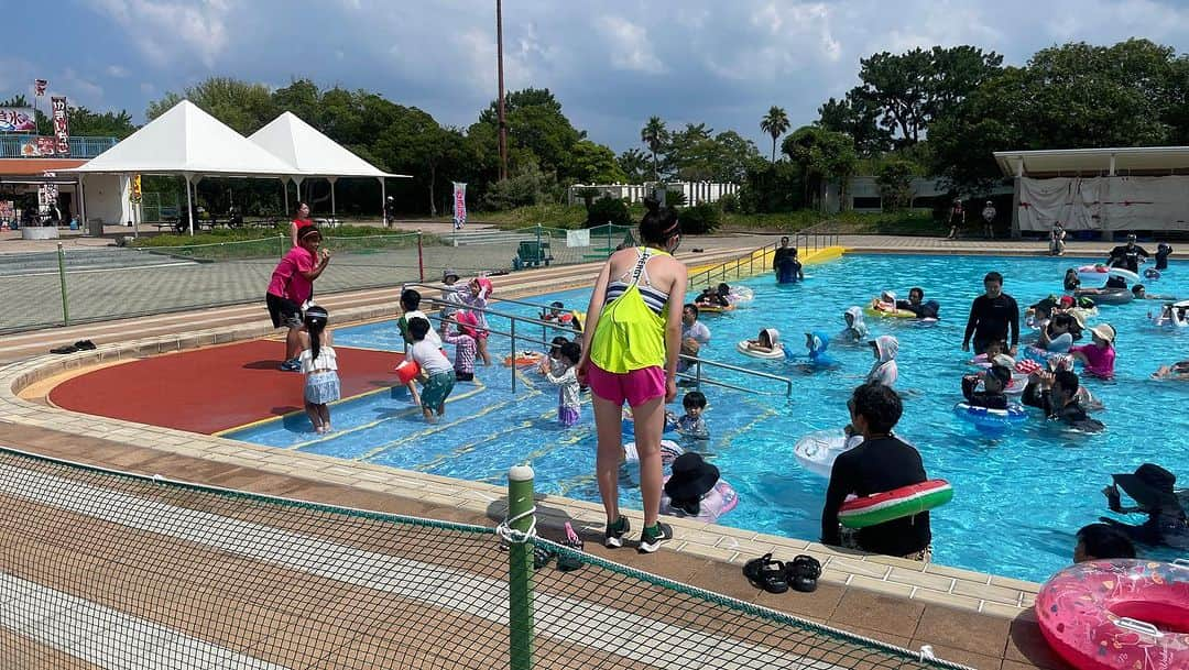 海の中道サンシャインプールのインスタグラム：「本日11:10〜と14:10の2回、恐竜噴水プールにて、福岡医健・スポーツ専門学校の学生さんによる、水中エクササイズを開催しました🏃‍♀️ みんなで楽しく水の中でエクササイズしてる様子をアップしてます😆 次回は8/5(土)に開催予定です❗️参加はもちろん無料です‼️ みなさんのご参加をお待ちしてま〜す😆  #サンシャインプール #海の中道サンシャインプール #sunshinepool #海の中道海浜公園 #海の中道 #うみなか #uminonakamichiseasidepark #uminonakamichi #uminaka #夏 #夏休み #福岡の夏 #summer #晴れ #福岡 #福岡市 #福岡市東区 #fukuoka #福岡市夏休みプール開放 #ウェルカムキッズキャンペーン #ウェルカムキッズ #幼児ご招待 #幼児無料 #水泳教室 #福岡医健・スポーツ専門学校 #水中エクササイズ #水中運動」