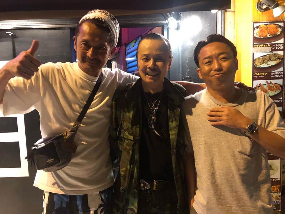 石塚啓次のインスタグラム：「夏の思い出シリーズ  中目黒界隈で有名な黒サンタと三茶の主イッシーと池尻散歩！ 後から合流した京都の同級生の昔からずっと悪くて面白い谷！  いや〜笑った笑った！ ありがとう　またね！  #石塚啓次 #YouTube #宵宵祇園  #yoiyoigion  #ブエナビスタデポルテ #buenavistadeporte #バルセロナ」