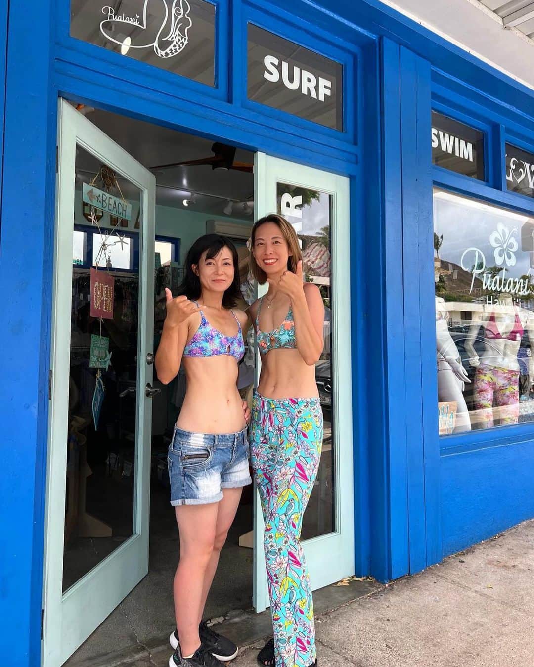 Pualani Hawaii Beachwearのインスタグラム：「日本からいらした美しいマーメイド姉妹🌺 プアラニコーデがとっても素敵！  お二人とも、かっこいいです〜😍  #hawaii#ハワイ#ハワイライフ#ハワイ旅行 #ハワイ観光#ハワイ土産 #モンサラット#モンサラットアベニュー #ハワイの水着#水着#ハワイの思い出 #サーファー#サーフ#サーフィン#波乗り#夏休み」