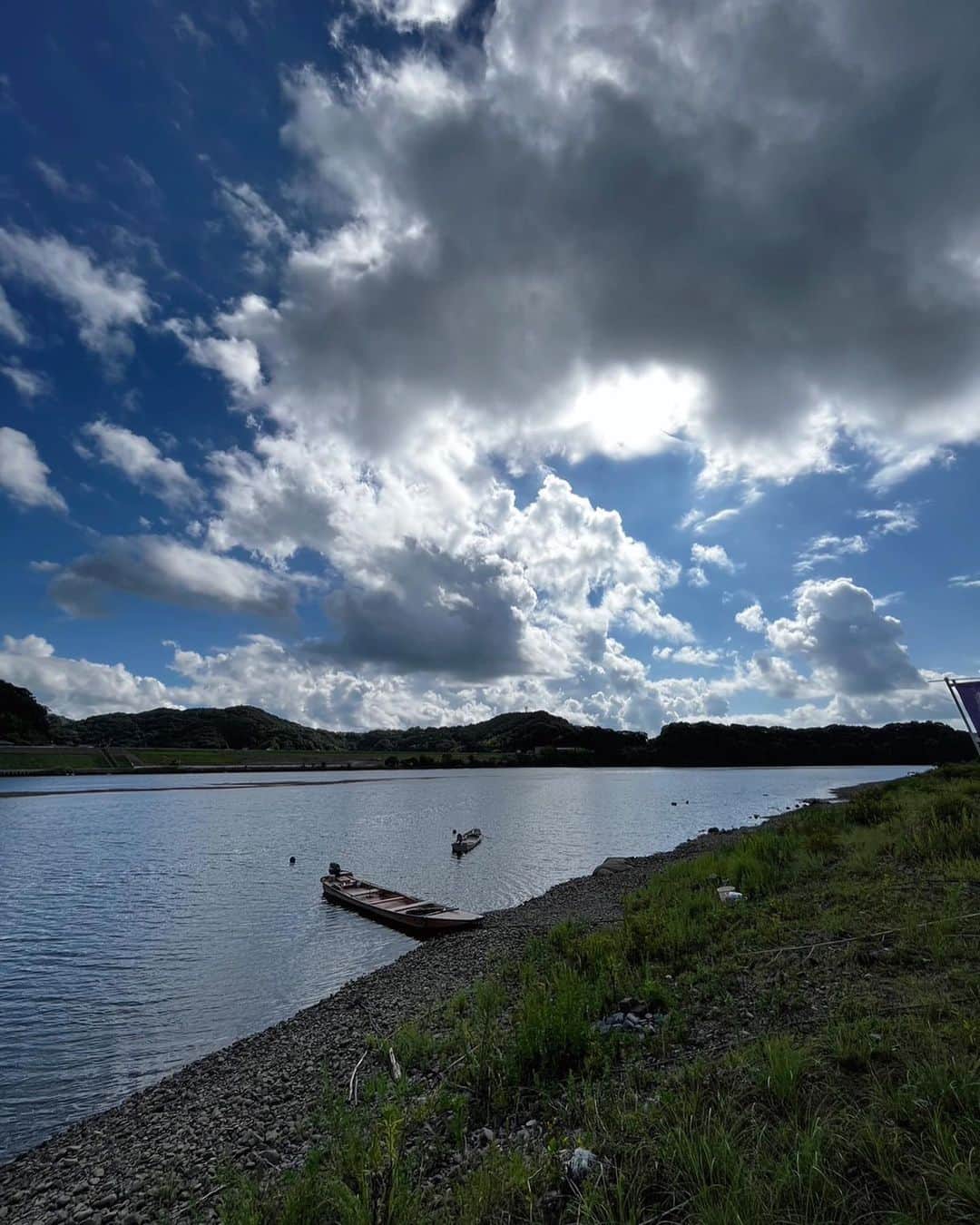 中丸雄一のインスタグラム：「高知県の四万十川から中継した。川も空も綺麗でめちゃくちゃ夏休み感。明日が土用の丑の日なので、天然うなぎの漁体験して食べた。あまりに川が綺麗なので、ついうっかり飛び込みたかった。」