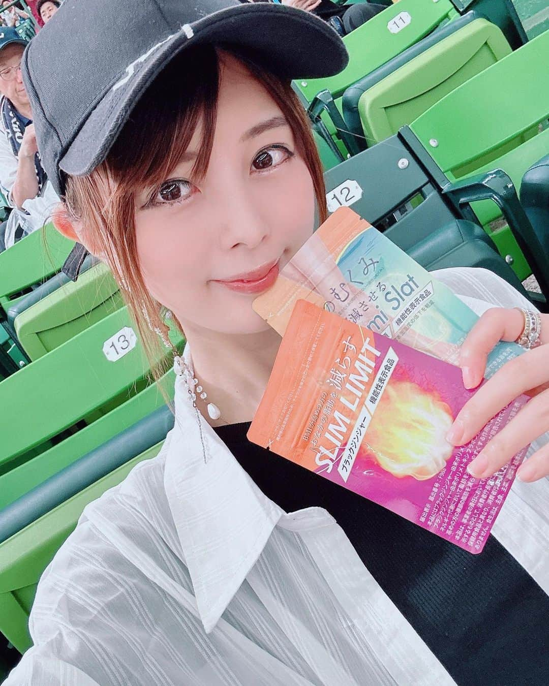 satomiのインスタグラム：「⚾️🏟️🏋️‍♀️⚾️ ・ ベルーナドームで楽天戦🦁 ここ1番好き🤍🏟️ ・ 球場だといっぱい食べちゃうから（@kireidelab）様のサプリ持参💊 ・ 脂肪燃焼とむくみ解消のために愛飲中🤍今日のコーデはシースルー🤍 ・ 次は東京ドーム⚾️ __________________  クーポンコード：LOVEDAZY243 👗商品ID：7510367 ・ お買い上げ金額1～5,999円まではセール価格より15%OFF、6,000円以上は20%OFF  __________________ @dazy_fashion  @sheinofficial  #ベルーナドーム #楽天イーグルス #西武ライオンズ #野球観戦 #球場グルメ #SHEINDazy #Dazy #SHEINforAll #ootd #SHEINpartner #キレイデラボ  #サーティワン #アイスクリーム  #キレイデラボ公認アンバサダー  #スリムリミット  #ダイエット  #脂肪燃焼  #お腹痩せ #むくみスラット  #むくみ  #美脚 #むくみケア」