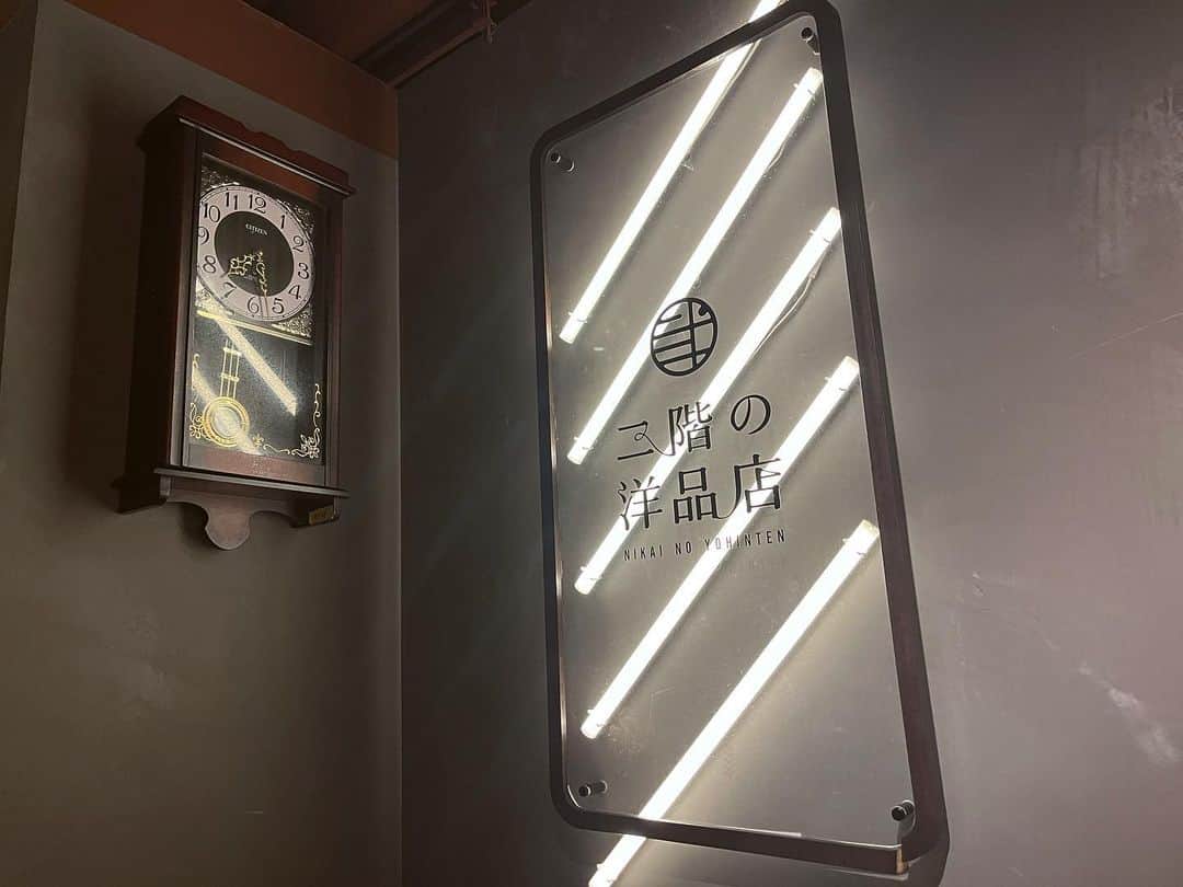 のインスタグラム：「. 二階の洋品店 果物と意外な食材の組み合わせが 楽しくて美味しくて堪らん〜 ご飯投稿することあんまないけど 素敵すぎたので記させてくれ  写真は2枚目から いちじくとクリームチーズ 桃とシナモンのポテトサラダ 合鴨ロース 梅ソースとモロヘイヤソース」