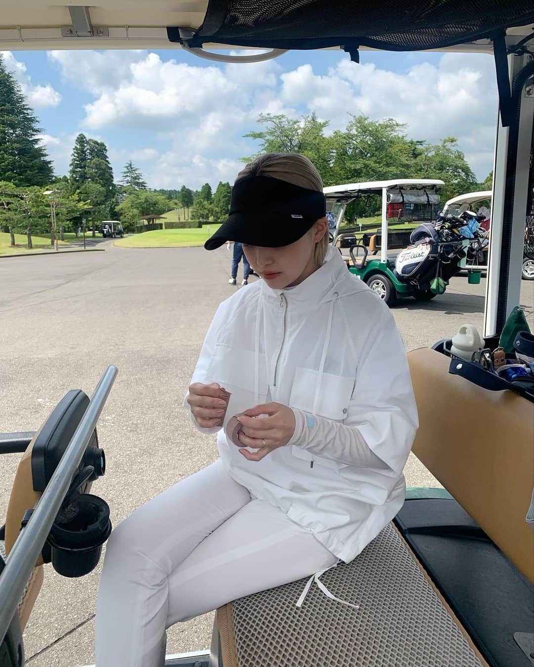 和田えりかのインスタグラム：「golf。⛳️  この時期のゴルフは暑すぎる… けど、初103で回れたよ🏌️、、、 このスコアが安定したら100切りも夢じゃない、、、?かな?🥹🫶🏻  golfこーで。 全身 @byesquise  ゴルフでもall White🤍  リサイクルポリエステル生地で環境♻️にやさしいんだって。🪿🌳 しかも、パンツのシルエットもきれいだし、アルガンオイル配合されてる美容液パンツなの🫣🩳  最高ｩ〜  もうすこし涼しくなったらゴルフ行きたいな〜  #⛳️#golf#ゴルフコーデ」