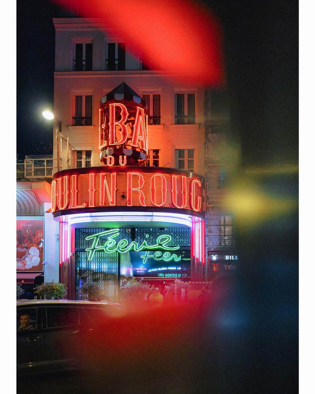 VuTheara Khamのインスタグラム：「Le Moulin Rouge, Pigalle, Paris, 2023 ❤️ . #paris #night #montmartre」