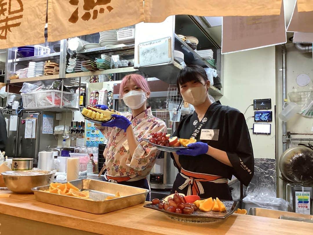 知床漁場 吹田店のインスタグラム：「こんにちは🌞 知床漁場吹田店のはなです🌸 スタッフの2人がコースで使うフルーツを盛ってくれています🍎🍉🍒🍓🍇🍑」