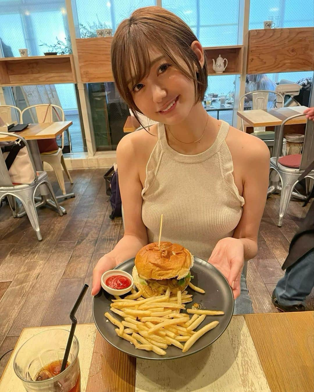 中村比菜さんのインスタグラム写真 - (中村比菜Instagram)「. ⁡ 🍔♡ ⁡ #表参道カフェ　#明治神宮前カフェ #ショートヘア　#ショートボブ #ショートヘアアレンジ #コンパクトボブ　#ミニボブ #ハンサムショート　#前髪ありショート #アッシュベージュ　#ボブ #耳かけショート　#マッシュショート #サロンモデル　#撮影モデル #アッシュベージュ　#マットベージュ」7月29日 21時22分 - ohinachan017