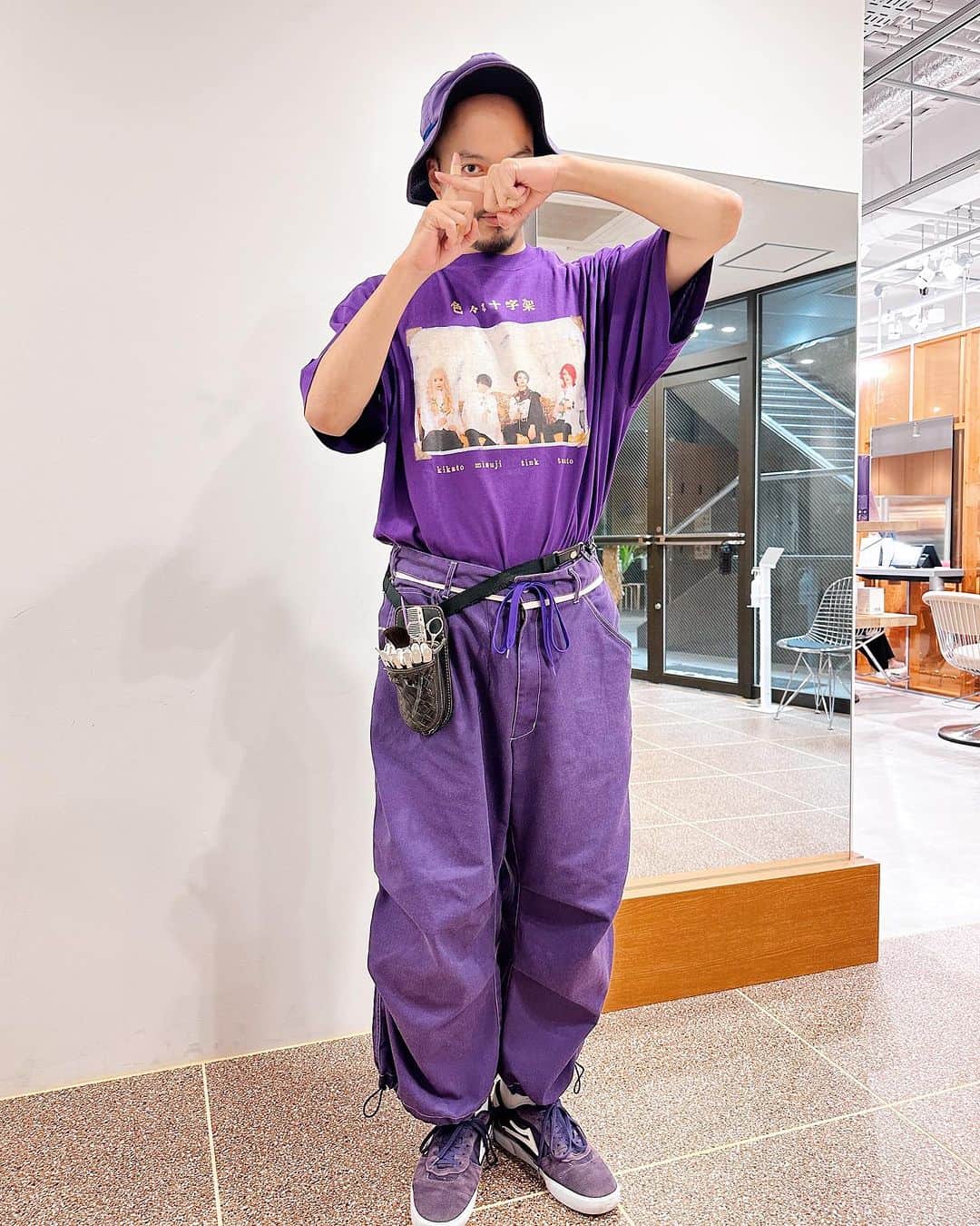 トヲルのインスタグラム：「. . . 今年もフジロック行けなかったので、Tシャツだけでもフジロック気分でサロンワークしました✝️🧕🏻 #紫以外捨てました  . . #色々な十字架 #ティンカーベル初野  #しし者 #トヲルコーデ  #紫の人 #紫コーデ #パープルコーデ #ワントーンコーデ  #オールパープル #セットアップ　 #wear  #wearista」