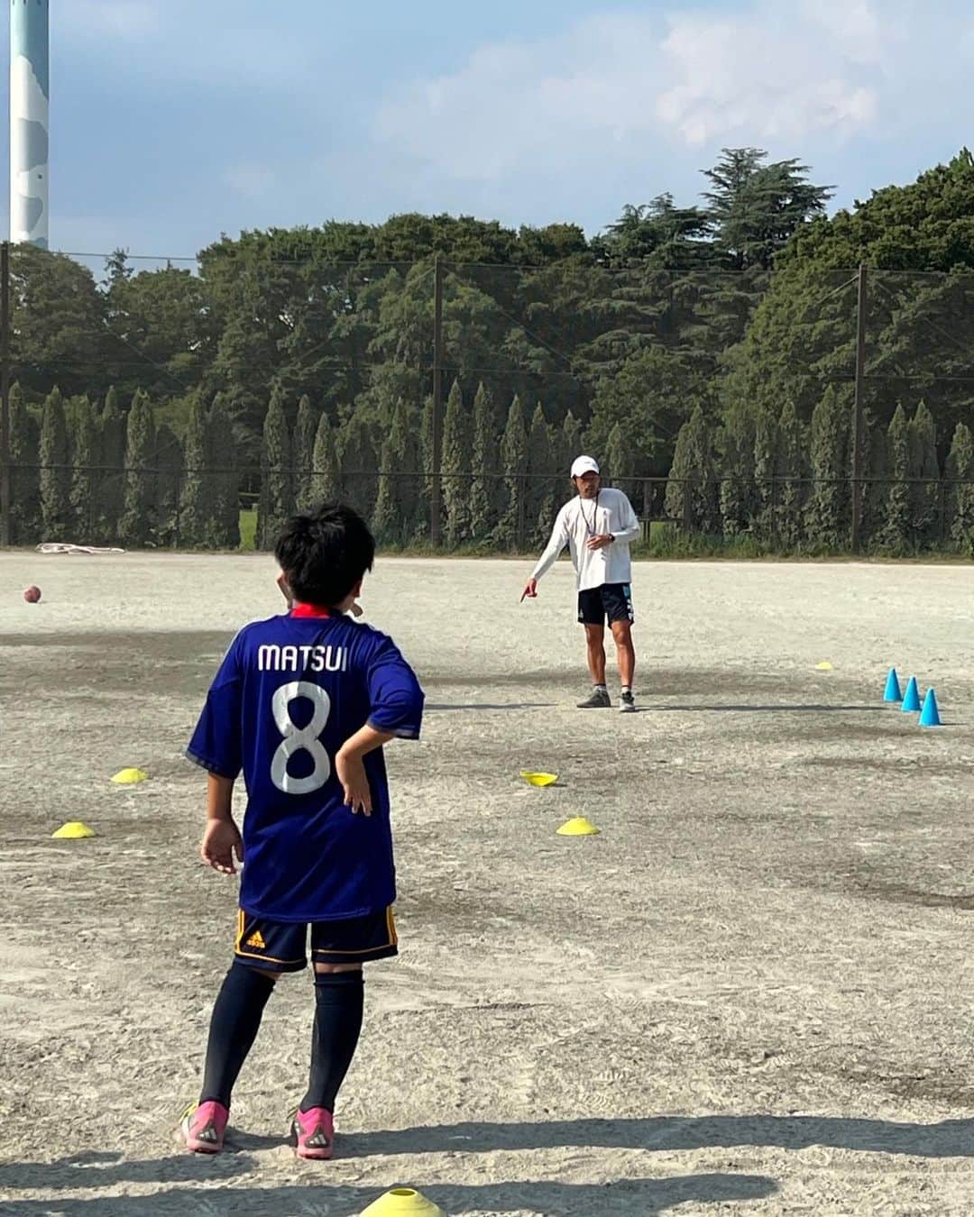 松井大輔のインスタグラム：「知人のチームコーチしてきましたよ。 やはり子供が上手くなる姿を見てると嬉しくなりますね❗️  子供の時に沢山ボールを触る！  それとユニホーム着てくれてるとテンション上がりまーす。  #日本代表 #japan #コーチ #8番 #テクニック」