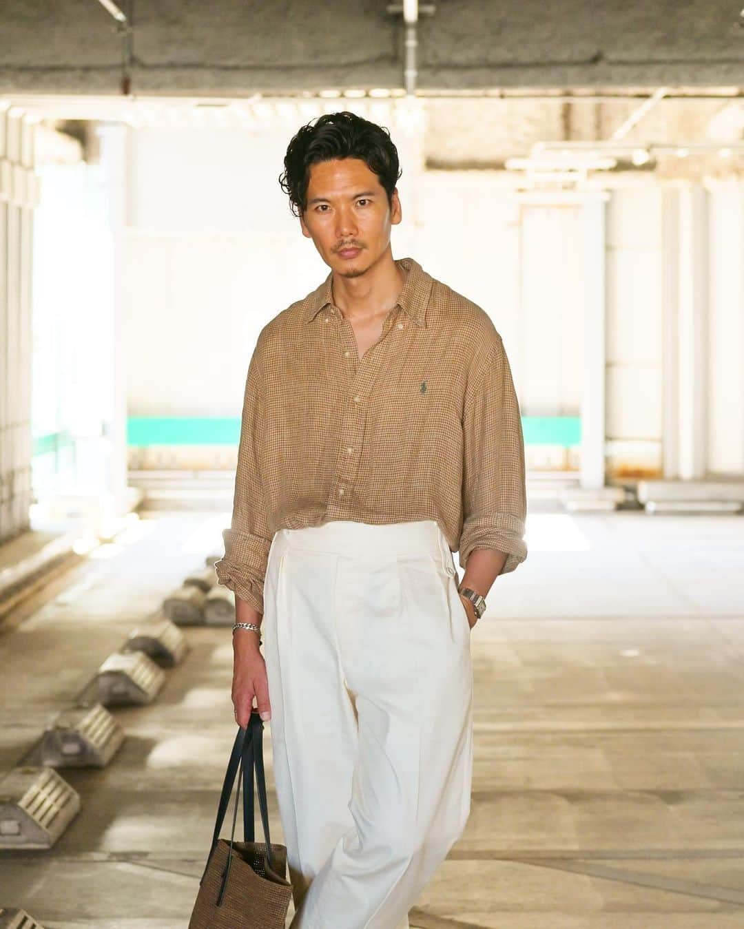 Shuhei Nishiguchiさんのインスタグラム写真 - (Shuhei NishiguchiInstagram)「"Just Simply,Effortlessly"on hot summer day◀︎◀︎◀︎8pics たっぷりとしたリネンシャツ一枚にサンダルのスタイリング。ドレスアップしてもカジュアルダウンしてもいつでも自分自身が自然に居られる装いをしていたいですね。 やっぱり麻は高温多湿の日本にはもってこいですね。  【ITEM】 Shirt： @poloralphlauren  Trousers： @tangent.clothing_official  Sandals： @hermes  Watch： @cartier 80's Bag： @helen_kaminski   #effortlesslychic #vintagefashion #menwithclass #mensstreetstyle #sprezzatura #nonchalant」7月29日 21時25分 - shuhei_nishiguchi