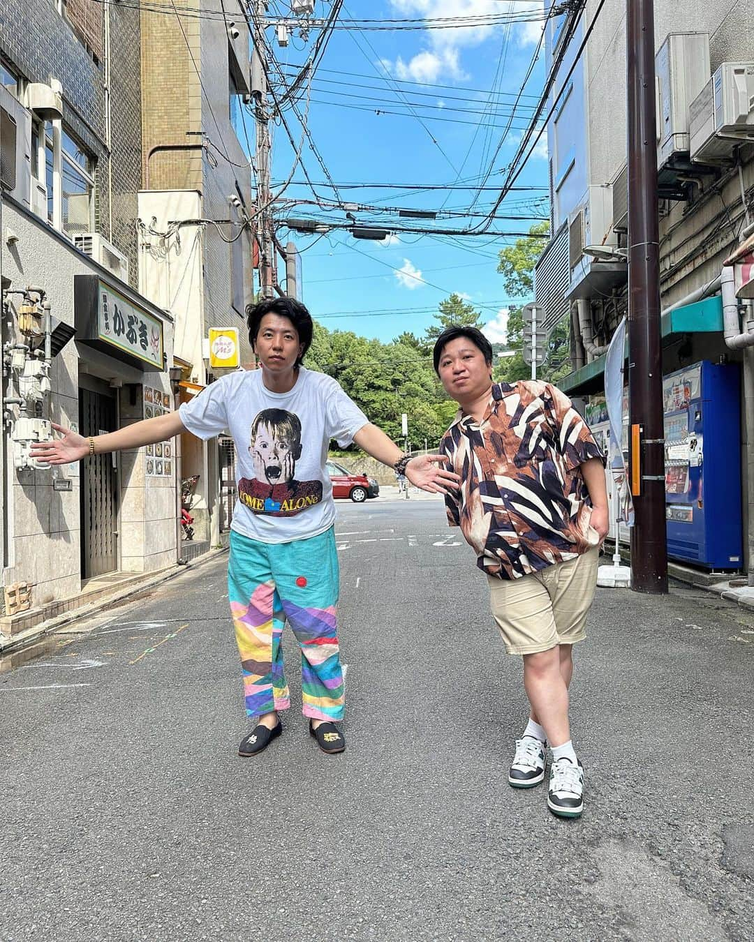 よしもと祇園花月さんのインスタグラム写真 - (よしもと祇園花月Instagram)「❤️芸人さんの私服をちらり❤️ 本日ご出演の #ニッポンの社長 さん‼︎  お二人のおしゃれな私服を 撮らせて頂きました‼︎  ケツさんはモデルポーズ 辻さんのすしざんまいポーズ  各々のポーズをお楽しみください💁‍♀️  本日18:30開演の『京の寄席』 にもご出演いただきます‼︎  当日券は劇場窓口へ‼︎  ぜひお越しください‼️  #ニッポンの社長辻  #ニッポンの社長ケツ  #私服　#服 #夏コーデ  #祇園花月 #おしゃれ男子 #よしもと劇場 #よしもと祇園花月　#祇園 #祇園四条  #京都 #京都観光 #劇場　#吉本興業  #写真 #路地裏 #photography #photo」7月29日 15時56分 - gionkagetsu