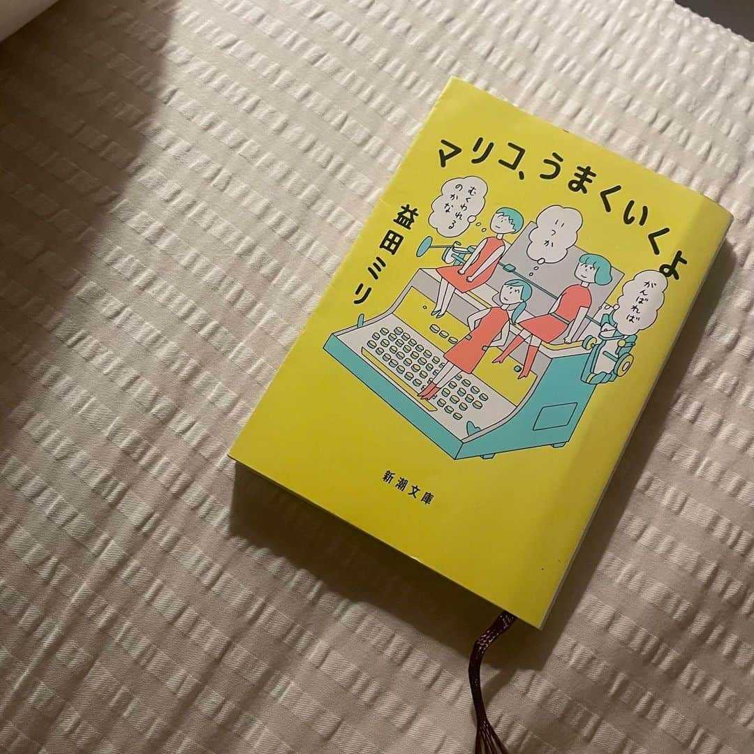 大友花恋さんのインスタグラム写真 - (大友花恋Instagram)「すごすぎて、なんだか俯瞰で見てしまい、まさか私の人生にこんなことが起こるなんて…と他人事のように感動することが、ふいにあります。  今回の写真もその一つ。 又吉さんからサイン入りの本をいただきました…！ ありがとうございます。 「火花」のような小説も好きだけど「月と散文」のようなエッセイも好きです、へへへ、作品への愛の告白です。  #劇場 この物語を初めて読んだ10代の時、ページを捲るほどに、芯から苦しくなる感覚がありました。 登場人物たちと自分の、なんとなくモヤモヤするところを重ね合わせて、みんな、生きづらくて、愛おしいのだと思いました。 久しぶりに読み返してみて、苦しさの奥にある、斜めむきの希望の求め方が、少し理解できました。 理解できることに対して、どういう感情になったら良いかは、まだわかりません。  #東京百景 又吉さんの真面目で、魅力的なおかしさが、確固たる文体におさめられています。 東京の景色を切り取ったエッセイなので、その土地その土地で、又吉さんが芥川の余韻を探すように、私も又吉さんの余韻をその場所に見出します。 行ったことのある場所が登場すると、自分の場所ではないのに、得意な気分になります。  これを読むと、「劇場」で描かれる、主人公・永田の、血の通った苦悩の深みの理由が、少し見えます。  #マリコうまくいくよ 同じ職場の別の立場、3つの世代でいきる3人のマリコたち。 社会人ほやほやのマリコ。 中堅となった板ばさみのマリコ。 もはやベテランの域のマリコ。  みんな、腹のうちに、色々をしまい込んでいます。  私は年齢的にほやほやマリコに感情移入しつつも、10年芸能界にいるという、浅いのか深いのか分からない自負が板ばさみマリコにも共鳴しました。  ベテランマリコに憧れるけれど、ベテランマリコをみると、ベテランだからって、そう簡単に楽じゃないのね。  だったら、どんなマリコでも、つまり、どんな自分でも、いつでも楽しみたいです。  #神様 動物たちが登場する、短編集です。 動物が、当たり前のように歩いて話して、人間の社会で、人間をやっています。 あんまり当たり前なので、ファンタジーというジャンルの括りが、途中から溶けます。 どこか不思議でどこか優しい、良い世界です。  特に印象的なのは「離さない」、という人魚の話。 これは、ひとつ異様な光を持っています。 読書＝目で言葉を追っている、はずなのに、あのシーンは音で自分に入ってきます。 皆さんも、体感してください。  #ハナコイ図書室」7月29日 15時56分 - karen_otomo