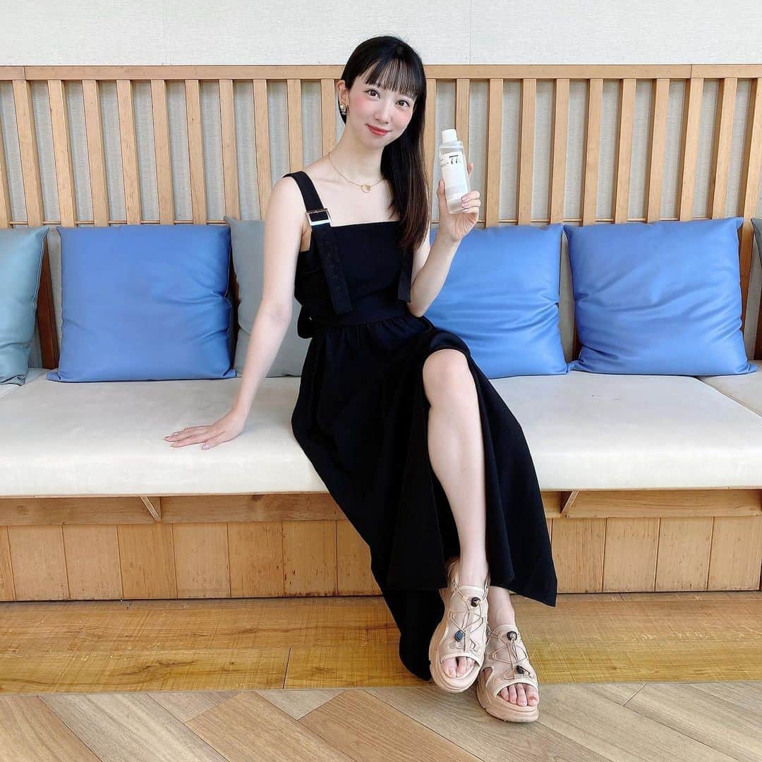 のインスタグラム：「.  anuaドクダミスージングトナーで保湿ケア🌺  夏は強い紫外線や空調による乾燥などで いつも以上にケアが必要ですよね☀️💦  お肌がダメージを受けやすい夏こそ、 ドクダミエキス(整肌成分)がたっぷり入った 「ドクダミ77% スージングトナー」で デイリーケアしています  ドクダミエキスは毛穴を 目立ちにくくしてくれるのも嬉しい🥹  大容量でさっぱりとした使い心地 いやなベタつきもないので 夏のスキンケアにピッタリです🏖️  #PR #アヌア#Anua #つるんと白桃肌 #韓国コスメ #韓国スキンケア @anua.jp @anua_japan_review」