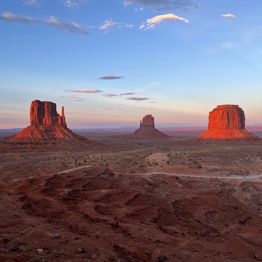 瀬戸あゆみさんのインスタグラム写真 - (瀬戸あゆみInstagram)「Monument Valley🏜️ 前回は運転に疲れすぎて諦めたけど、今回は中まで入れた。笑  とっても綺麗で、神聖な場所。  ✔️ Maggie Lace Up Over All / Navy  #ayumi_journey  #ayumi_outfit  #dearsisterhood」7月29日 15時59分 - setoayumi