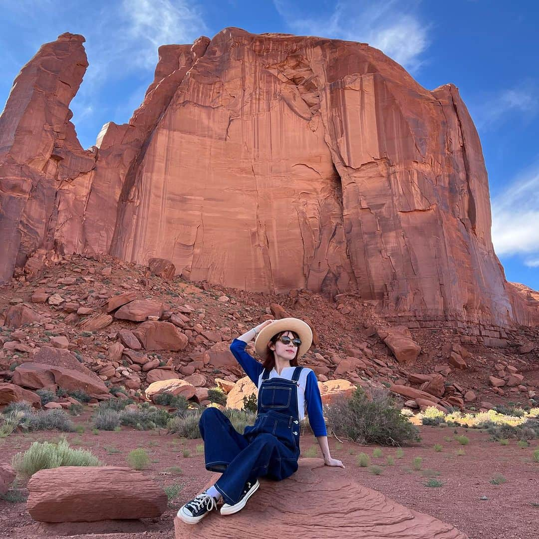 瀬戸あゆみさんのインスタグラム写真 - (瀬戸あゆみInstagram)「Monument Valley🏜️ 前回は運転に疲れすぎて諦めたけど、今回は中まで入れた。笑  とっても綺麗で、神聖な場所。  ✔️ Maggie Lace Up Over All / Navy  #ayumi_journey  #ayumi_outfit  #dearsisterhood」7月29日 15時59分 - setoayumi