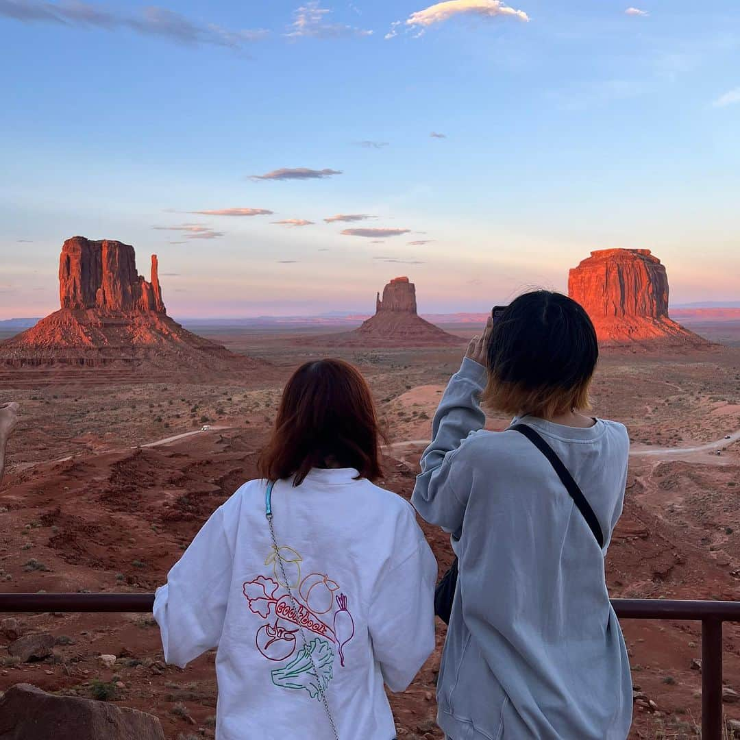 瀬戸あゆみさんのインスタグラム写真 - (瀬戸あゆみInstagram)「Monument Valley🏜️ 前回は運転に疲れすぎて諦めたけど、今回は中まで入れた。笑  とっても綺麗で、神聖な場所。  ✔️ Maggie Lace Up Over All / Navy  #ayumi_journey  #ayumi_outfit  #dearsisterhood」7月29日 15時59分 - setoayumi