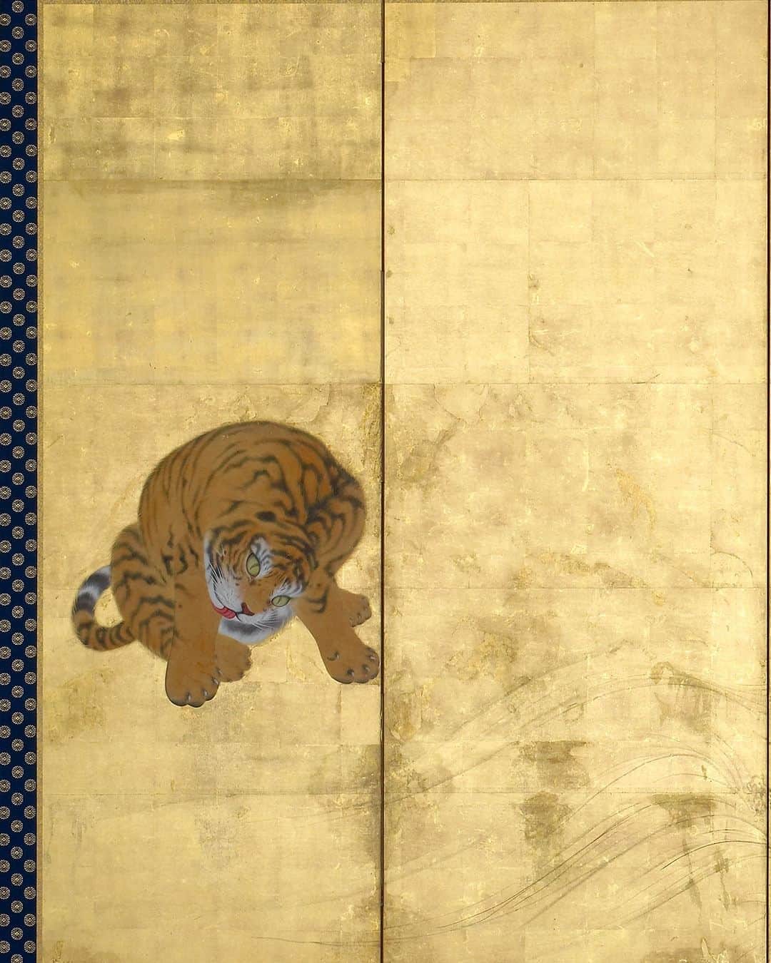 大英博物館のインスタグラム：「🐅 Try to tackle this tiger’s problem!  A mother tiger is trying to ferry her three cubs across a treacherous mountain river.  Unfortunately, one cub is especially naughty and will attack the other two if left alone with them 🌊🐯  How many trips must she make to transport everyone to safety?   👇 Let us know in the comments if you can crack the conundrum! We’ll share the answer in five hours’ time ⏳  This gorgeous golden screen is the work of Japanese artist Maruyama Ōkyo.   Although the artist never saw a live tiger, he expertly captured their beauty and agility in this folding screen, painted with ink, colour and gold on paper 🐅  🔎 Maruyama Okyo (1733-1795), ‘Tigers Crossing a River’. Ink, colour and gold leaf on paper, from Kyoto in Japan, 1781-1782.  #BritishMuseum #Tiger #Japan #InternationalTigerDay」