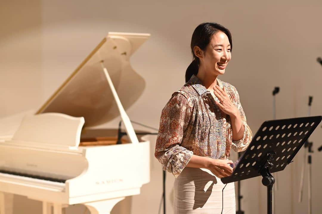 のインスタグラム：「절친의 결혼식 축사를 준비하면서,  이미 아름다운 가사가 만들어져있는 축가를 할 걸 그랬나싶은 생각을 아주 잠깐,해보기도했다..🎤(부담감 무엇;) . 둘이서 함께 하나보다 더 귀한 가치를 만들어 가보려는 그 시작을 축하하며 축복해줄 수 있어서 감사했어! 행쇼🩷 . . #몽골친구 #백록담친구  #몽골또가야하는데 #인혜리」
