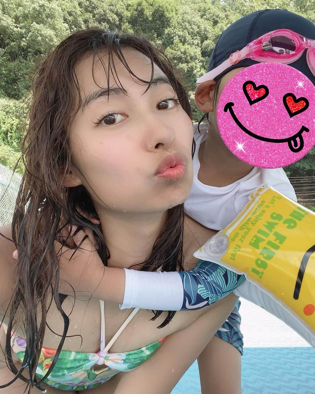 エマ中岡優姫のインスタグラム：「暑い🥵ので プールへGO〜！！ サニちゃん昨日新しい 腕の浮き輪🛟と 初ゴーグルを買ったので ルンルン✨ エマと一緒でピンクのゴーグル🥽🩷 よく似合ってる❤️ 最近顔をつけて泳ぐような姿を 見せてくれるようになりましたw 上手じょうず👏✨ 3枚目さ、サニちゃんなぜ ゴーグルそうなった？ww あと私ウインクまじ下手で いつもサニちゃんがやり方 教えてくれるんじゃけど 半目だわww しかもすっぴんだしゴーグル跡がはっきりついちゃってて アプリのおかげで 爽やかな感じで撮れたけど ノーマルカメラでは 撮れないな🤪w 途中でミズカマキリ見つけたけん 一緒に泳いで遊んでたんだ〜！ それでミズカマキリのこと もっと知りたいけん プールの帰りに図書館行って ミズカマキリが載ってる本を 借りてお昼寝前に一緒に 読んでたんだけど… え、ちょっと待って。 ミズカマキリってカメムシの 仲間なん？！？！😱 わたしは虫の中で1番 カメムシがきらーい😵‍💫😵‍💫😵‍💫 ぎゃー😱といいながら 親子共にバタリとお昼寝しましたとさ😆 今日はまたお祭りじゃなー✨ 浴衣着るか👘 何色着ようかな〜？ 夏って楽しいなー🥰 てか年中楽しいけれどもw #プール  #サニ坊とエママの日常  #浮き輪  #水着  #男の子ママ」