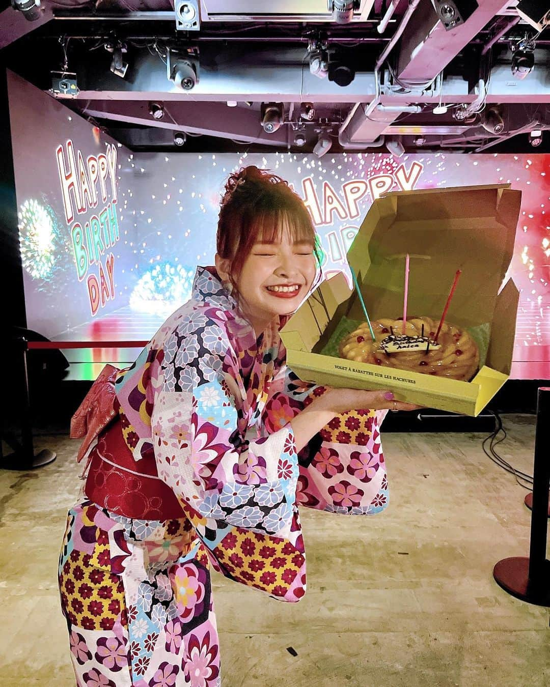 halcaさんのインスタグラム写真 - (halcaInstagram)「July 7th 🥳🍰 ⁡ ナナナナのイベントが終わったあとに サプライズでずっと密かに気になっていた キルフェボンの「桃のタルト」をいただきました！ ⁡ ミュージックレインのスタッフさんが選んで プレゼントしてくれたよ(๑°ㅁ°๑)!!✧ いつもライブにも来てくださる おしゃれなスイーツ男子さんなのです！✨ ⁡ とってもおいしくて、みずみずしいから ぺろりといけました！ 持って帰ってママと妹と分けたんだけど、 半分はわたしが食べちゃった٩(*>▽<*)۶ ⁡ キルフェボンさんのケーキ、美味しいってうわさは 聞いてたけど、こんなに美味しいなんて！✨ ビックリです(๑°ㅁ°๑)!!✧ ⁡ それくらいほんとに美味しかったのでシェアします！ また食べたいなあ♪ ⁡ わたしがいただいた「桃のタルト」は 8月末までの限定みたいです！ 毎日暑くてがんばってるみんなも 自分へのご褒美にぜひ！♡ ⁡ 桃だいすき٩(*>▽<*)۶🍑💖 ⁡ #halca #七夕 #誕生日  #quilfaitbon  #キルフェボン #cake #birthdaycake  #誕生日ケーキ  #浴衣」7月29日 16時10分 - halca.77