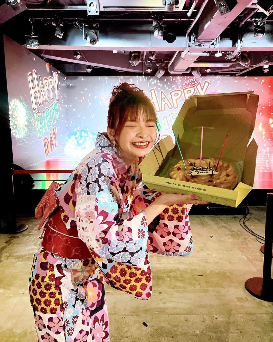 halcaさんのインスタグラム写真 - (halcaInstagram)「July 7th 🥳🍰 ⁡ ナナナナのイベントが終わったあとに サプライズでずっと密かに気になっていた キルフェボンの「桃のタルト」をいただきました！ ⁡ ミュージックレインのスタッフさんが選んで プレゼントしてくれたよ(๑°ㅁ°๑)!!✧ いつもライブにも来てくださる おしゃれなスイーツ男子さんなのです！✨ ⁡ とってもおいしくて、みずみずしいから ぺろりといけました！ 持って帰ってママと妹と分けたんだけど、 半分はわたしが食べちゃった٩(*>▽<*)۶ ⁡ キルフェボンさんのケーキ、美味しいってうわさは 聞いてたけど、こんなに美味しいなんて！✨ ビックリです(๑°ㅁ°๑)!!✧ ⁡ それくらいほんとに美味しかったのでシェアします！ また食べたいなあ♪ ⁡ わたしがいただいた「桃のタルト」は 8月末までの限定みたいです！ 毎日暑くてがんばってるみんなも 自分へのご褒美にぜひ！♡ ⁡ 桃だいすき٩(*>▽<*)۶🍑💖 ⁡ #halca #七夕 #誕生日  #quilfaitbon  #キルフェボン #cake #birthdaycake  #誕生日ケーキ  #浴衣」7月29日 16時10分 - halca.77