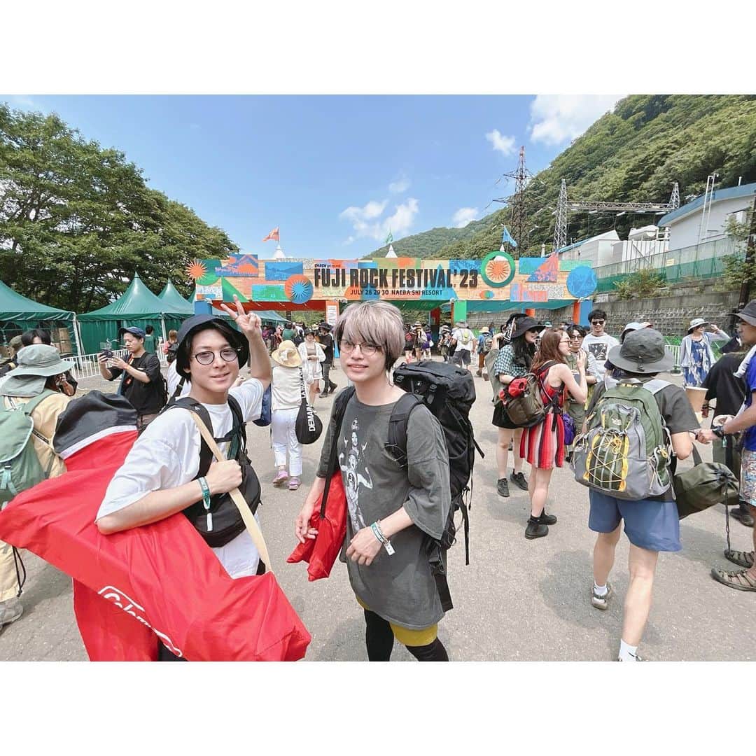 飯田瑞規のインスタグラム：「・  FUJI ROCK FESTIVAL'23  念願のThe Strokesと、 Alexander 23 eastern youth Daniel Caesar NxWorries Ryoji Ikeda ENDON見てきた。  SHE'Sりょうまと 汗だくのいい夏だった。  #fujirock」