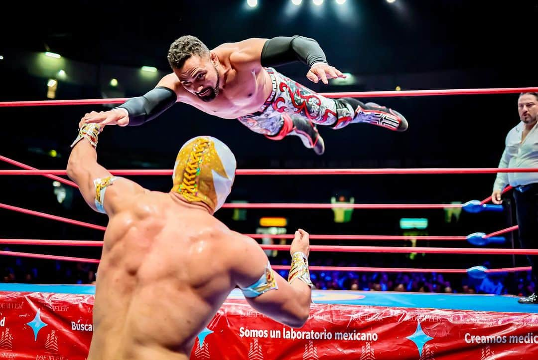 ロッキー・ロメロさんのインスタグラム写真 - (ロッキー・ロメロInstagram)「@mascaradorada2.0 y Rocky Romero (@azucarroc) fueron protagonistas de una de las finales del Torneo #LeyendaDePlataCMLL más espectaculares de la historia y al final, la victoria se decantó para el técnico, que se convirtió en el luchador más joven en ganar esta competición.  📸 @elfotografodelasluchas   #CMLL #LuchaLibre #LuchaLibreMexicana #LuchaLibreCMLL #ArenaMexico #Luchador #Wrestling #MexicanWrestling #follow」7月29日 16時13分 - azucarroc