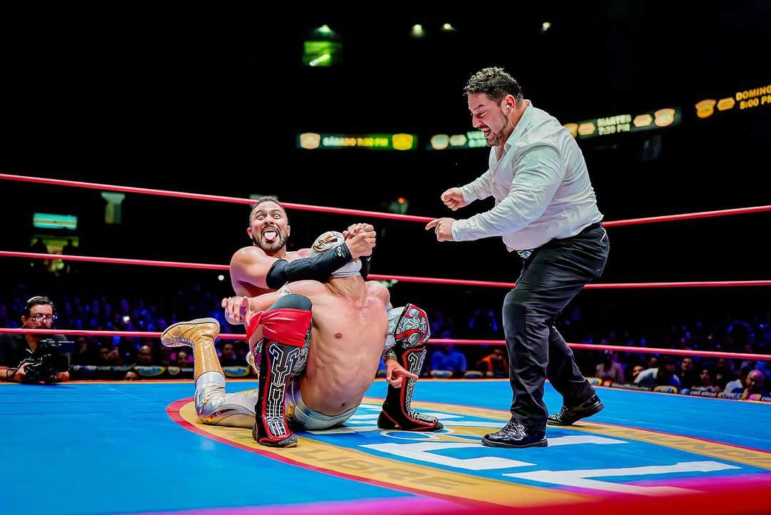 ロッキー・ロメロさんのインスタグラム写真 - (ロッキー・ロメロInstagram)「@mascaradorada2.0 y Rocky Romero (@azucarroc) fueron protagonistas de una de las finales del Torneo #LeyendaDePlataCMLL más espectaculares de la historia y al final, la victoria se decantó para el técnico, que se convirtió en el luchador más joven en ganar esta competición.  📸 @elfotografodelasluchas   #CMLL #LuchaLibre #LuchaLibreMexicana #LuchaLibreCMLL #ArenaMexico #Luchador #Wrestling #MexicanWrestling #follow」7月29日 16時13分 - azucarroc