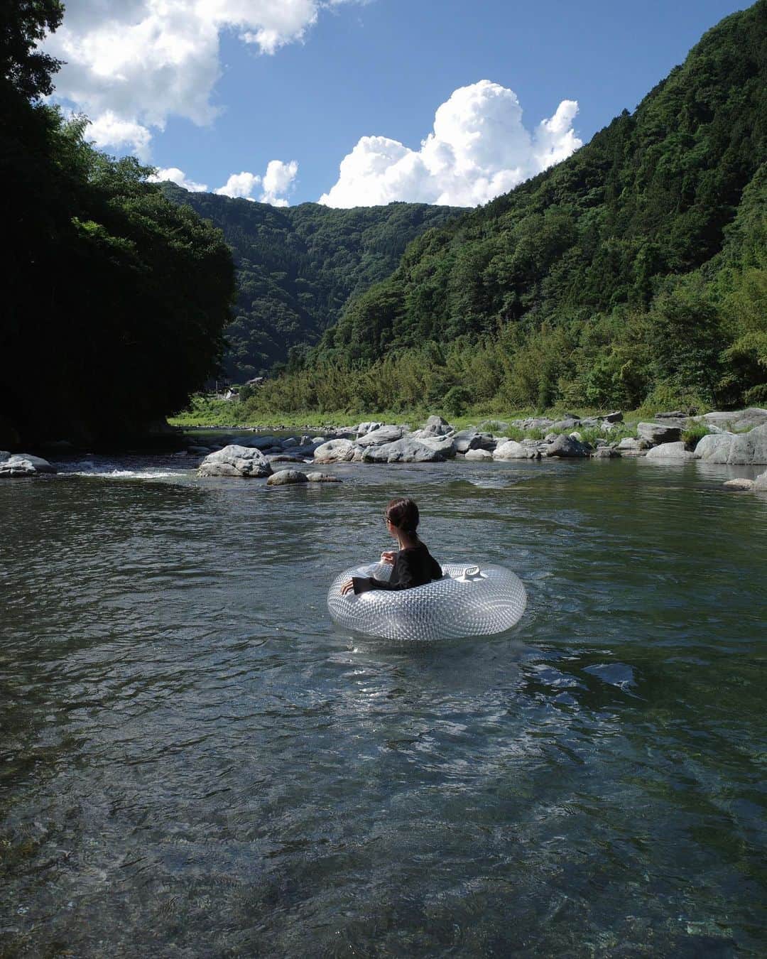 石元歩唯のインスタグラム：「いつかの川遊び♡ 水質がとにかく綺麗で景色にも癒されるから 川へ行く日は毎年、穴吹川に。  近くにある白草社のスパイスカレーも美味🍛 この日の夜はリビングから花火も見れて、 夏満喫の1日でした🎇」