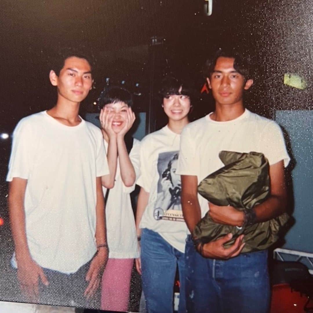 石塚啓次のインスタグラム：「夏の思い出シリーズ 高校３年の時京都で会ってからの今はNYでワニの養殖してるまゆみちゃんが得意のチャリンコでマンハッタンからスガさんとリカエさんと寿司食ってる青山まで活きのいい ワニ1匹担いで来てくれました！(全部嘘でデザイナーさん) まゆみちゃん変わらずやね！ ありがとう！ 宵宵祇園オープンからずっとワニ飼ってて確か４、5代目を昔送ってくれたね！ スペイン人ワイルドで加減できひんし最短2日で殺してまいよるし　ここ5年くらいいなかってん、、、今日から出社させます！  ヘインズのtee 着て501のヴィンテージ履いて軍もののヘルメットバック持ってて髪パーマ当ててる俺！ 高3の時の方がオシャレやんけ、、、、残念、、、  #石塚啓次 #YouTube #宵宵祇園  #yoiyoigion  #ブエナビスタデポルテ #buenavistadeporte #バルセロナ」