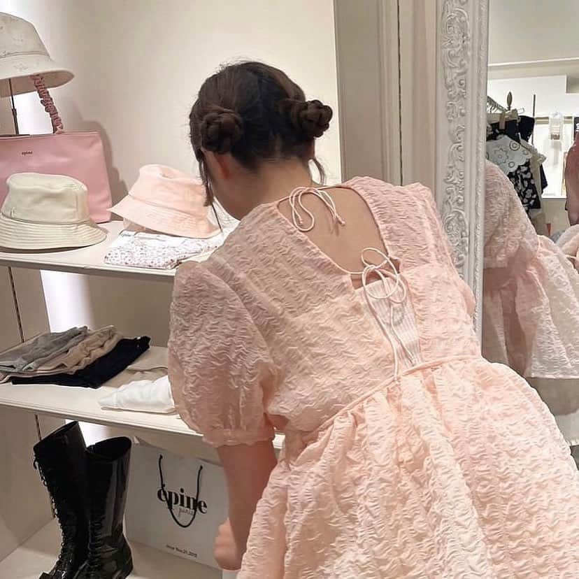 R i R y (リリー)さんのインスタグラム写真 - (R i R y (リリー)Instagram)「『簡単で可愛いまとめ髪アレンジ🤎』  湿気でまとまりにくい夏にぴったり◎簡単で可愛いまとめ髪アレンジをご紹介✨ぜひ参考にしてみてね✨  ✴︎---------------✴︎---------------✴︎  ▶️▶️掲載する写真を募集中📸 カワイイ写真が撮れたら、@velle.jp をタグ付けするか、ハッシュタグ #velle_jp をつけて投稿してみてね✨ velle編集部と一緒にカワイイで溢れるvelleを創っていこう😚  ✴︎---------------✴︎---------------✴︎  #ヘアアレンジ #ヘアアレンジ簡単 #簡単ヘアアレンジ #ハーフアップ #ハーフツイン #三つ編みアレンジ #お団子アレンジ #お団子ヘア」7月29日 18時00分 - velle.jp