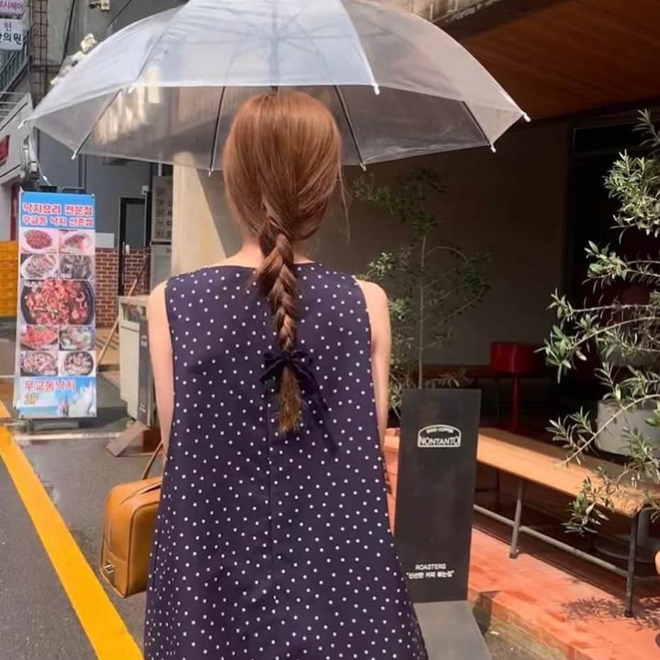 R i R y (リリー)さんのインスタグラム写真 - (R i R y (リリー)Instagram)「『簡単で可愛いまとめ髪アレンジ🤎』  湿気でまとまりにくい夏にぴったり◎簡単で可愛いまとめ髪アレンジをご紹介✨ぜひ参考にしてみてね✨  ✴︎---------------✴︎---------------✴︎  ▶️▶️掲載する写真を募集中📸 カワイイ写真が撮れたら、@velle.jp をタグ付けするか、ハッシュタグ #velle_jp をつけて投稿してみてね✨ velle編集部と一緒にカワイイで溢れるvelleを創っていこう😚  ✴︎---------------✴︎---------------✴︎  #ヘアアレンジ #ヘアアレンジ簡単 #簡単ヘアアレンジ #ハーフアップ #ハーフツイン #三つ編みアレンジ #お団子アレンジ #お団子ヘア」7月29日 18時00分 - velle.jp