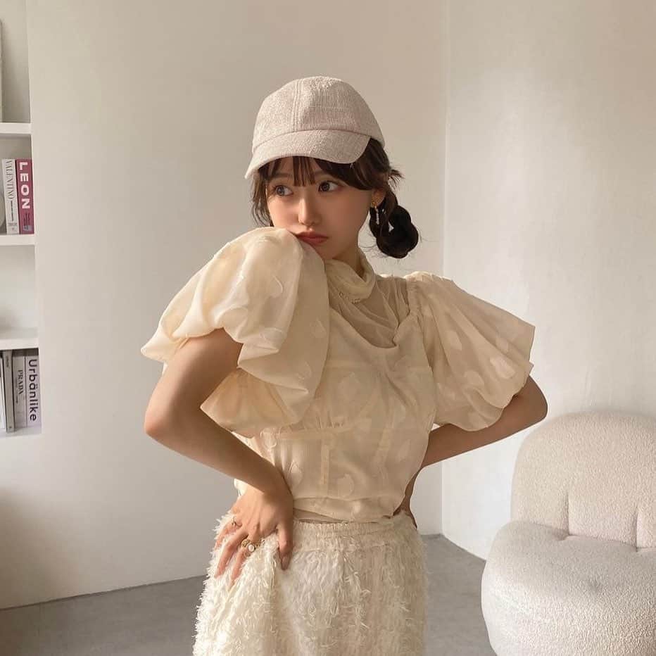 R i R y (リリー)さんのインスタグラム写真 - (R i R y (リリー)Instagram)「『簡単で可愛いまとめ髪アレンジ🤎』  湿気でまとまりにくい夏にぴったり◎簡単で可愛いまとめ髪アレンジをご紹介✨ぜひ参考にしてみてね✨  ✴︎---------------✴︎---------------✴︎  ▶️▶️掲載する写真を募集中📸 カワイイ写真が撮れたら、@velle.jp をタグ付けするか、ハッシュタグ #velle_jp をつけて投稿してみてね✨ velle編集部と一緒にカワイイで溢れるvelleを創っていこう😚  ✴︎---------------✴︎---------------✴︎  #ヘアアレンジ #ヘアアレンジ簡単 #簡単ヘアアレンジ #ハーフアップ #ハーフツイン #三つ編みアレンジ #お団子アレンジ #お団子ヘア」7月29日 18時00分 - velle.jp
