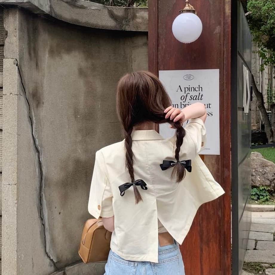 R i R y (リリー)さんのインスタグラム写真 - (R i R y (リリー)Instagram)「『簡単で可愛いまとめ髪アレンジ🤎』  湿気でまとまりにくい夏にぴったり◎簡単で可愛いまとめ髪アレンジをご紹介✨ぜひ参考にしてみてね✨  ✴︎---------------✴︎---------------✴︎  ▶️▶️掲載する写真を募集中📸 カワイイ写真が撮れたら、@velle.jp をタグ付けするか、ハッシュタグ #velle_jp をつけて投稿してみてね✨ velle編集部と一緒にカワイイで溢れるvelleを創っていこう😚  ✴︎---------------✴︎---------------✴︎  #ヘアアレンジ #ヘアアレンジ簡単 #簡単ヘアアレンジ #ハーフアップ #ハーフツイン #三つ編みアレンジ #お団子アレンジ #お団子ヘア」7月29日 18時00分 - velle.jp