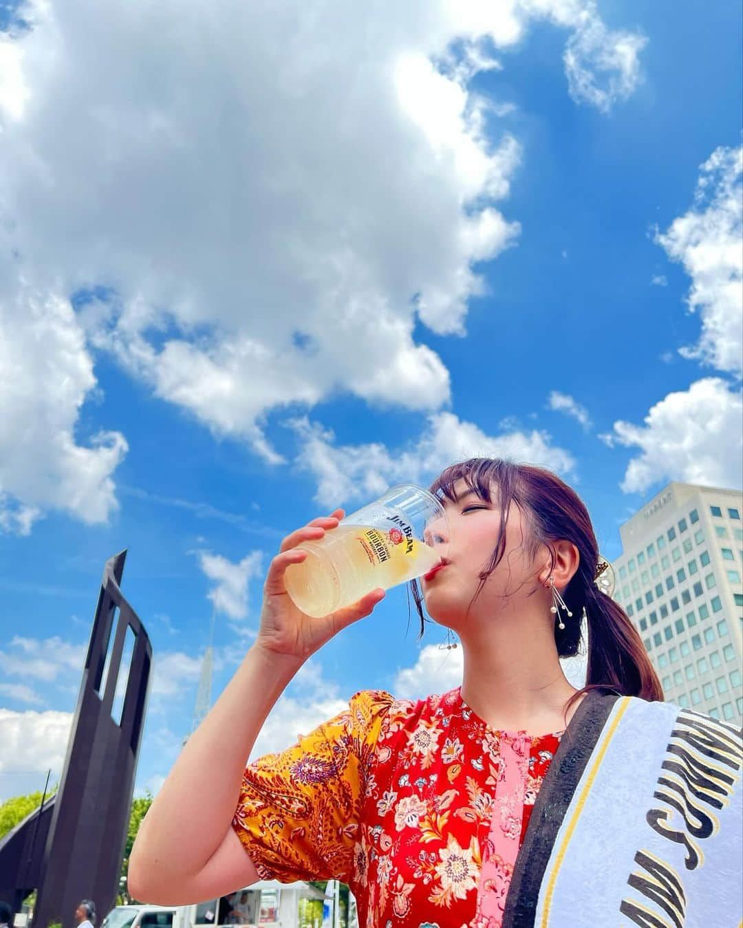 白井奈津のインスタグラム：「気持ちいい空の下で汗かきながら キンキンに冷えたジムビームハイボールで乾杯🙌✨  はぁああああこれぞ夏‼︎ 最高‼︎  ジムビームサマーフェスはサカエヒロバスにて今夜21時頃までと 明日も1日開催ですー🫶  今日会いに来てくれたみんなもありがとうっ✨ 明日は11時からと14時から アンバサダーとしてステージに出ます🌞  いい夏の思い出つくろうねー🕶️✨  #ジムビームサマーフェス名古屋 #日本全国アオゾラハント #愛知県名古屋市中区　#サカエヒロバス  #ジムビーム #ジムビームハイボール  @jimbeamofficial  #メーテレ」