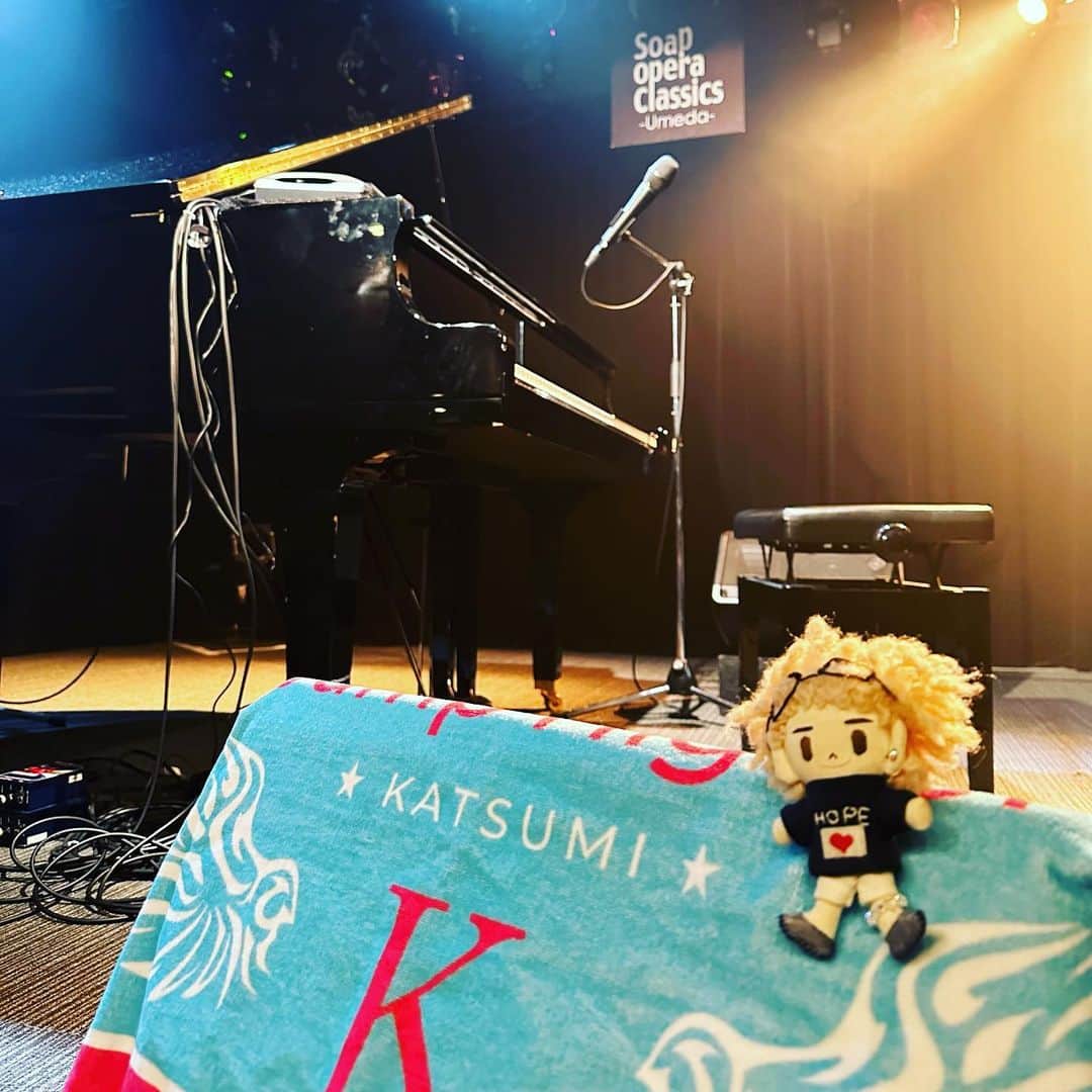 KATSUMIのインスタグラム：「暑いのでお気をつけてお越しください🙇‍♂️そして、安心して下さい。開場内は涼しくなっております🍹🍺  大阪Soap Opera Classics 17時半開場／18時開演  #katsumi」