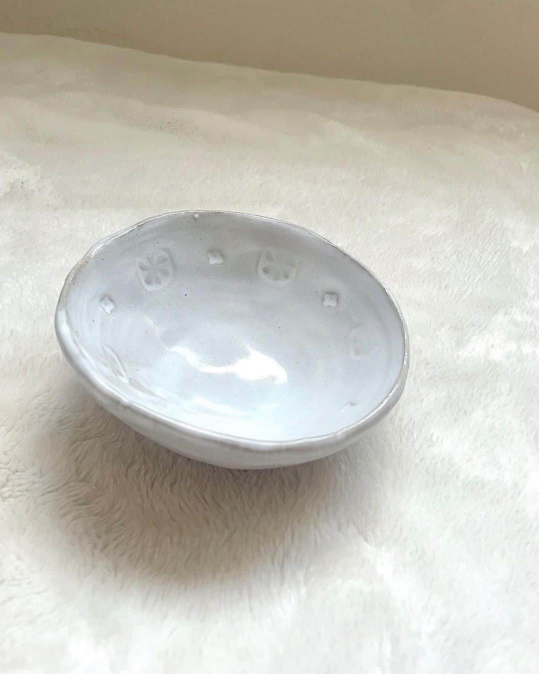 西谷麻糸呂のインスタグラム：「2ヶ月前くらいに作った陶器が完成しました☺︎  手捻りだから難しくて苦戦した作品😂 ムラ多いし重いし厚みも理想通りではないけど、初々しさが逆にイケてるということで👍笑  くすみがかった白はとっても可愛い🤍」