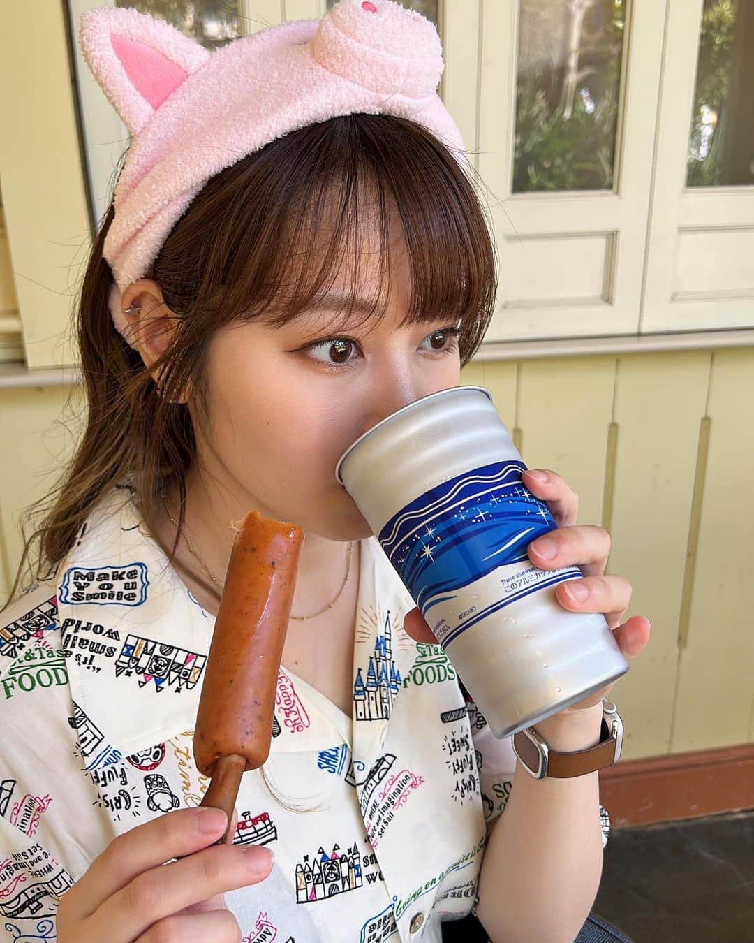 門脇佳奈子のインスタグラム：「ディズニーではひたすら呑んで食べて🍻  スモークターキーレッグをビールで流し込んでみたかってんな🥹🍺  カチューシャより家でも使えるヘアバンド派です🙆‍♀️🐷  #ディズニーランド #ディズニーランドグルメ」