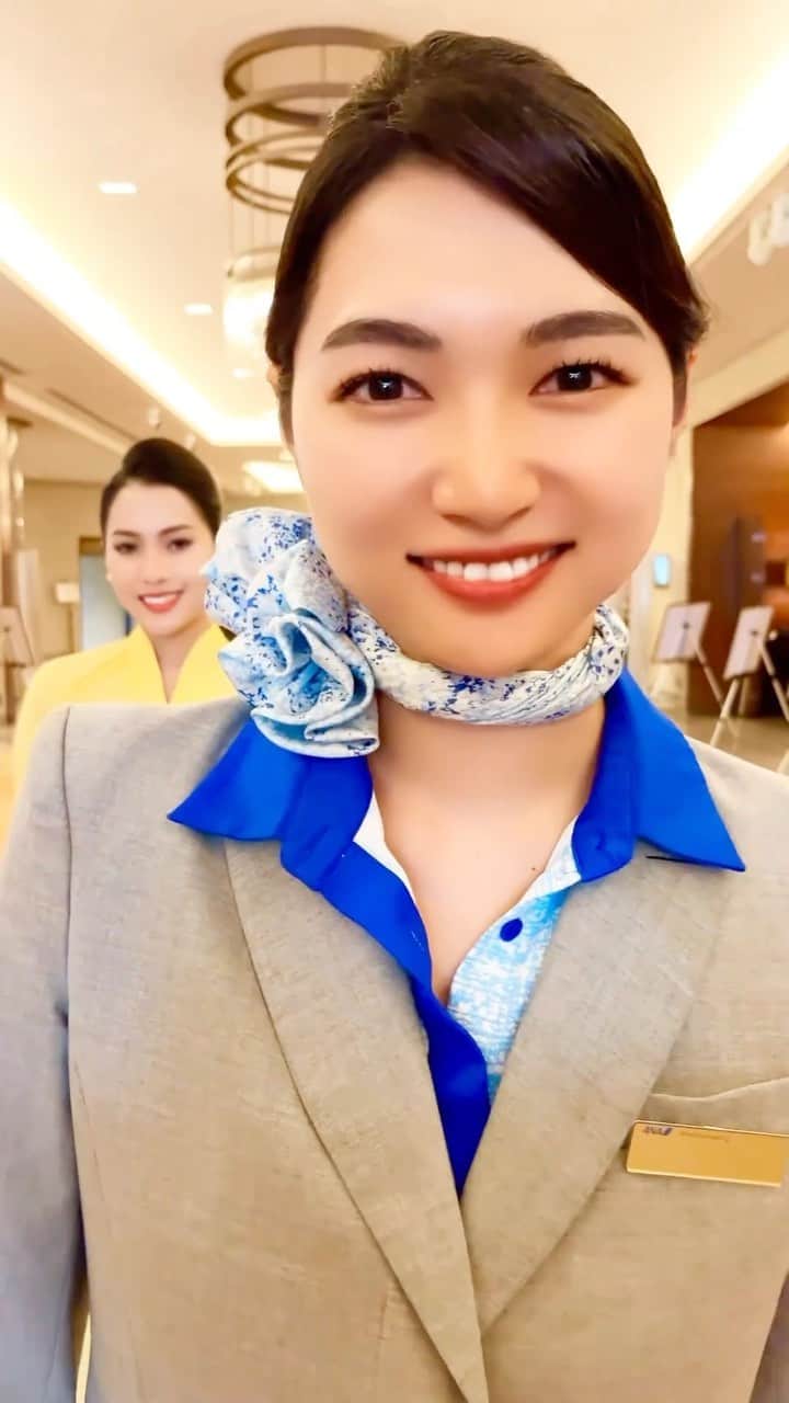 ANAのインスタグラム：「Cùng giơ cánh tay, tưởng tượng rằng mình tung cánh bay💛💙 @vietnamairlines  @vietnamairlines_japan  #allnipponairways #vietnamairlines #ca #vietnam #japan  #dance #nhảy #tiếpviênhàngkhông」