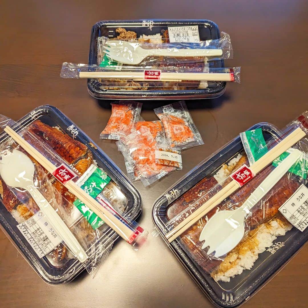 島田佳奈のインスタグラム：「土用丑の日、1日フライング。 #今日だと勘違い  #クリスマスだってイブが最高やん #美味けりゃいいのよ」