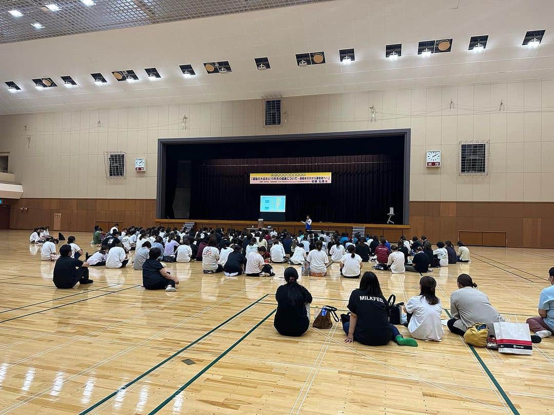 佐藤弘道さんのインスタグラム写真 - (佐藤弘道Instagram)「今日は熊本県です。 新しい熊本空港の出口の右側の壁に、ひろみちお兄さんが出迎えてくれました(^^) みんなも一緒に写真を撮ってね！  さて、今日は八代市保育園連盟の実技研修会。 予定参加人数が倍に増えて、ちょっとビックリしましたが、とっても嬉しかったです♡ 参加してくださった先生方、ありがとうございました。 そして役員の先生方、大変お世話になりました。 また機会があれば、お声がけくださいねぇ〜(((o(*ﾟ▽ﾟ*)o)))♡  #熊本県　#八代市 #保育園　#研修会 #ありがとう #汗だく」7月29日 16時55分 - satouhiromichi023