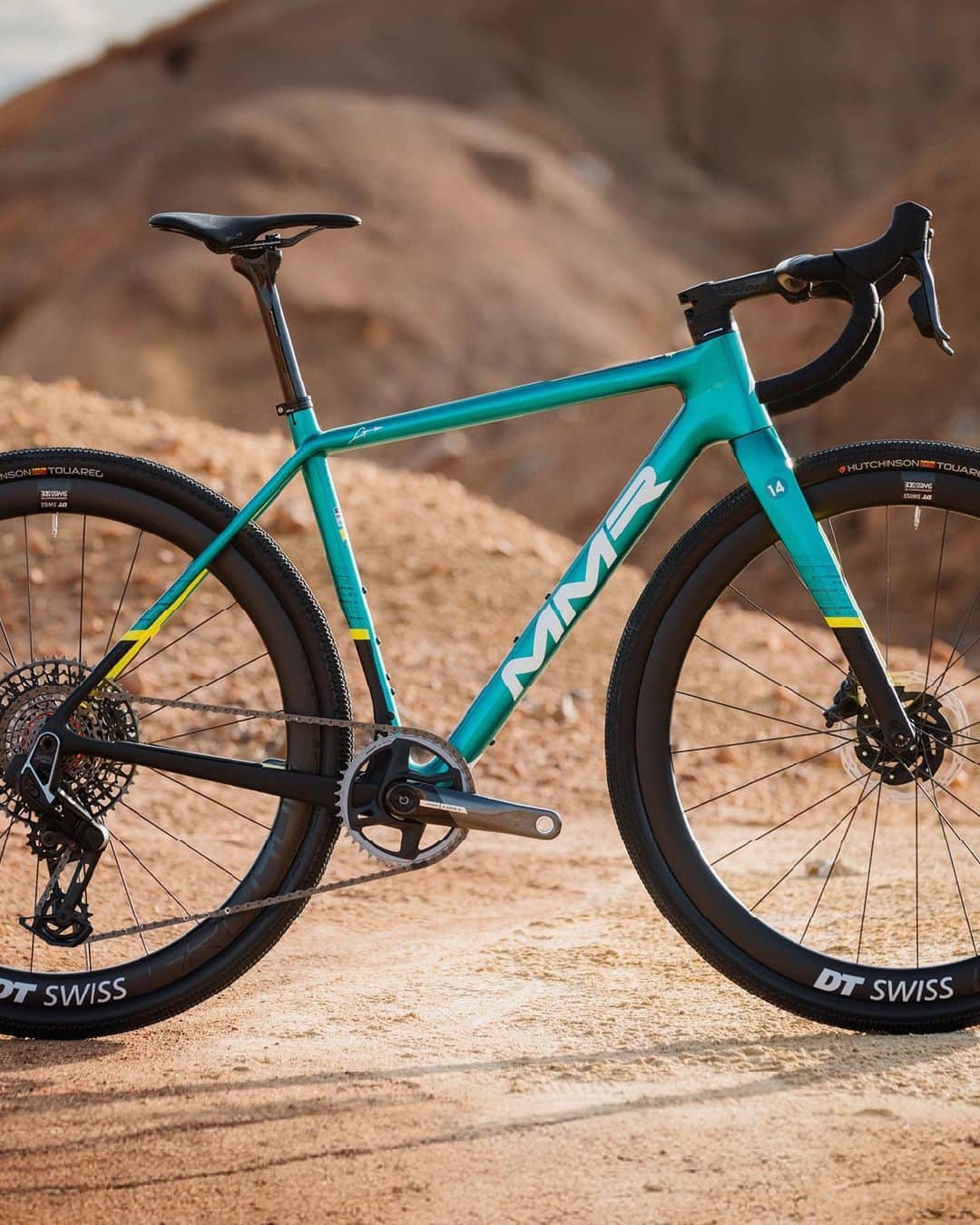 フェルナンド・アロンソのインスタグラム：「X-Tour Fernando Alonso Special Edition (Gravel)  A bike without bounds where every detail has been carefully crafted to perfection with a dream set-up that we are sure he will push to the limit.  Read the full article hitting the link in our bio.   Complete set-up by  @dtswiss  @fsa_gravel  @hutchinsoncycling  @selle_italia  @srammtb  @vision_tech_usa  Bikepaint @musebikes  📸 @dpdavidponcecom @fernandoalo_oficial   #mmr #mmrbikes #xtour #gravelbike」