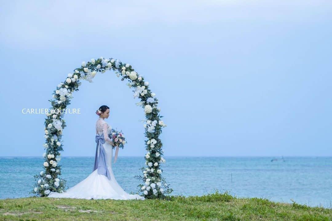 order dress カルリエ クチュールさんのインスタグラム写真 - (order dress カルリエ クチュールInstagram)「. 【Carlier Couture's Bride】 beautiful bride in a location photo  お花が大好きな花嫁さま こだわりのフラワーアーチが とっても素敵なお写真をいただきました🌿  先日ご紹介させていただいたお写真の続きです。  こちらはイメージチェンジの ブルーのサッシュリボンをプラスしたもの  お花の色味ともマッチしていて とっても素敵です✨✨  ____  ⚠️ただいま @carlier_couture での オーダーのお承りは休止中でございます。  休止前にオーダーいただいたものを まだまだpostさせて頂きますが、 ご了承くださいませ🙇🏻‍♀️🙇🏻‍♀️  ____  現在のメインはこちら @carlier_couture_deuxieme   ぜひfollowしていただけますと 励みになります❤️‍🔥❤️‍🔥 （ストーリーは最近↑がメインです）  イメージコンサルティング 個別メニューも8月いっぱいまで スケジュールアップしております✨ HPよりメニュー詳細、ご予約、 お待ちいたしております🫶🏻  +++—————————————————-+++  お客様のお写真の無断転載は固くお断り致します。 NO COPYING PLEASE / 禁止转载  +++—————————————————-+++  #マーメイドドレス #オーダーマーメイドドレス #リゾートウェディング #リゾート婚 #オーダーウェディングドレス #オーダードレス」7月29日 16時47分 - carlier_couture